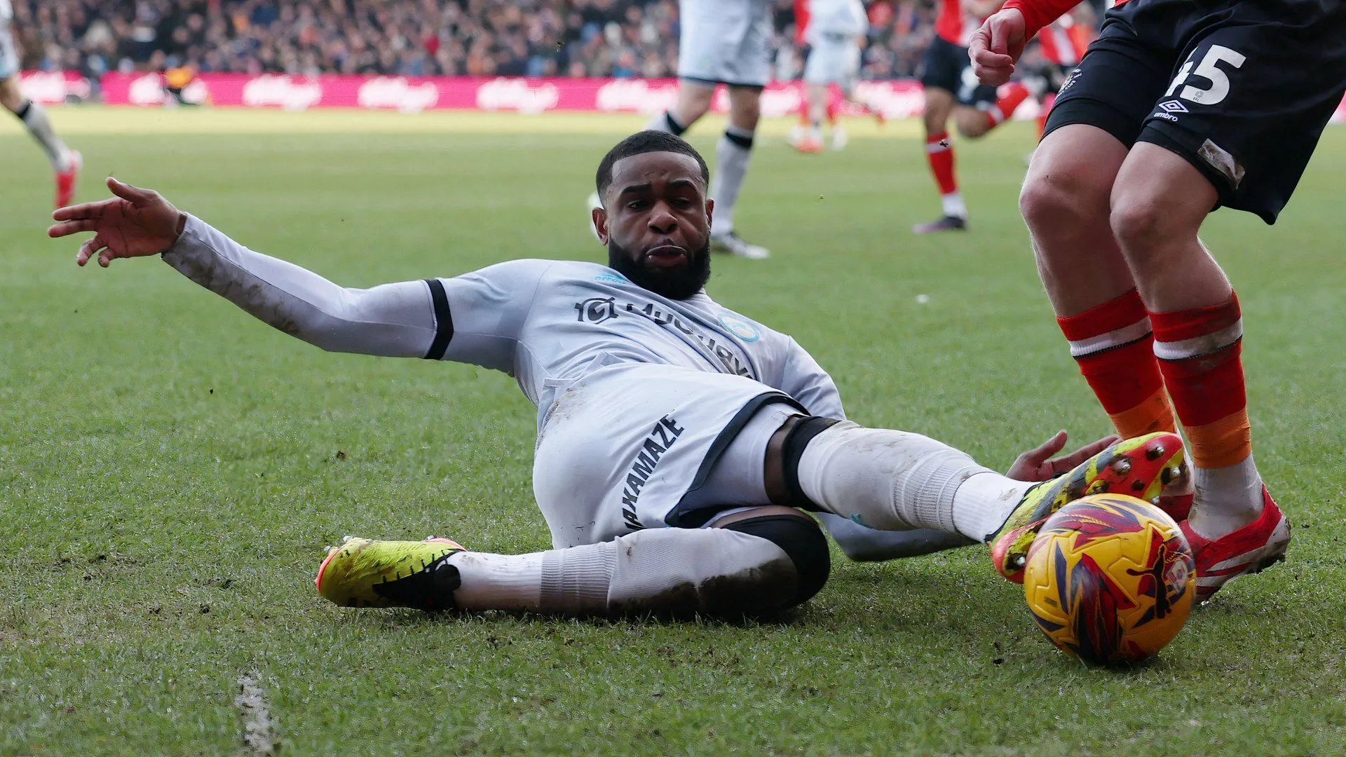 Japhet Tanganga trong màu áo Millwall thi đấu tại Championship