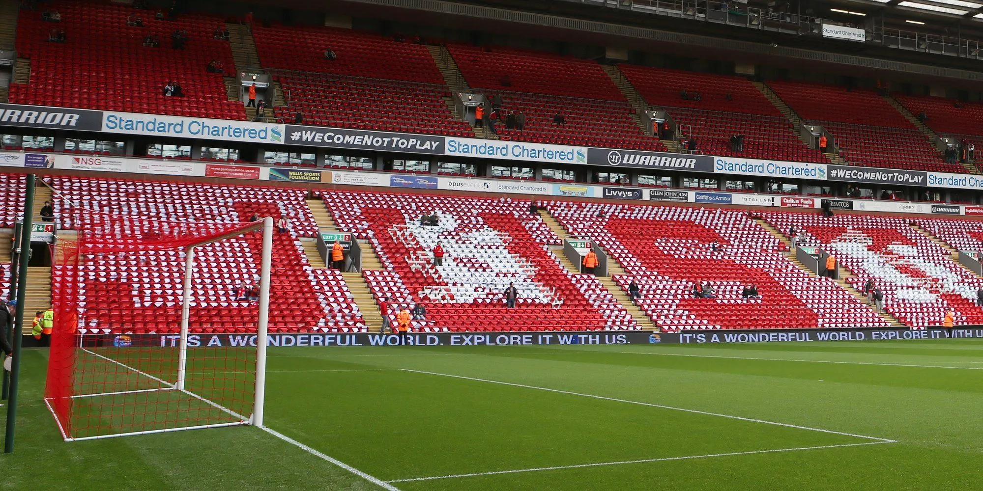 Lưới cầu môn màu đỏ tại sân vận động Anfield, sân nhà của câu lạc bộ Liverpool