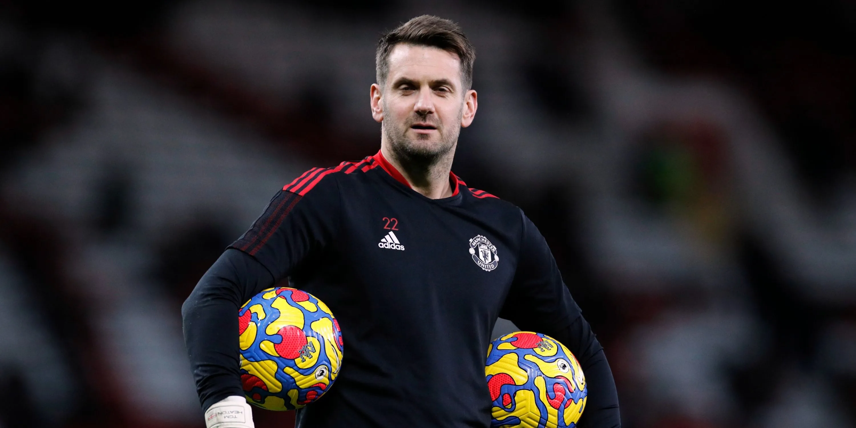 Thủ môn Tom Heaton của Manchester United đang quan sát
