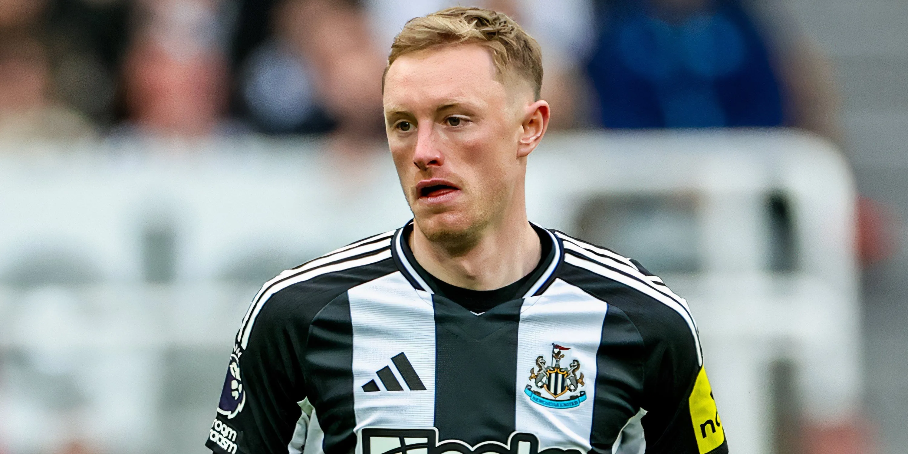 Tiền vệ Sean Longstaff trong màu áo Newcastle United thi đấu tại Premier League