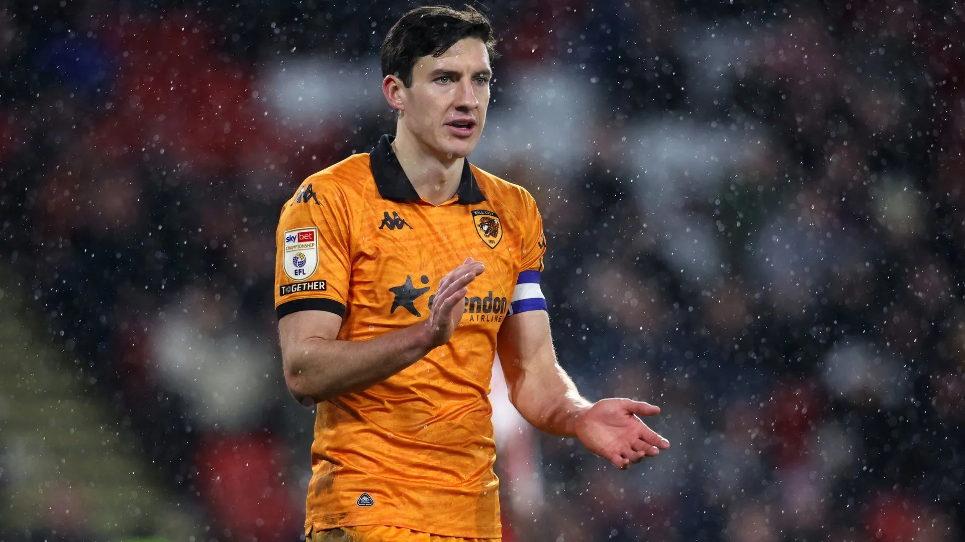 Alfie Jones, hậu vệ quan trọng của Hull City, trong một trận đấu