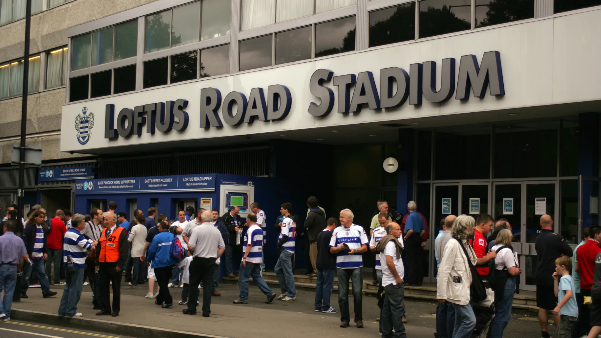 Bên ngoài sân vận động Loftus Road của QPR trong ngày thi đấu