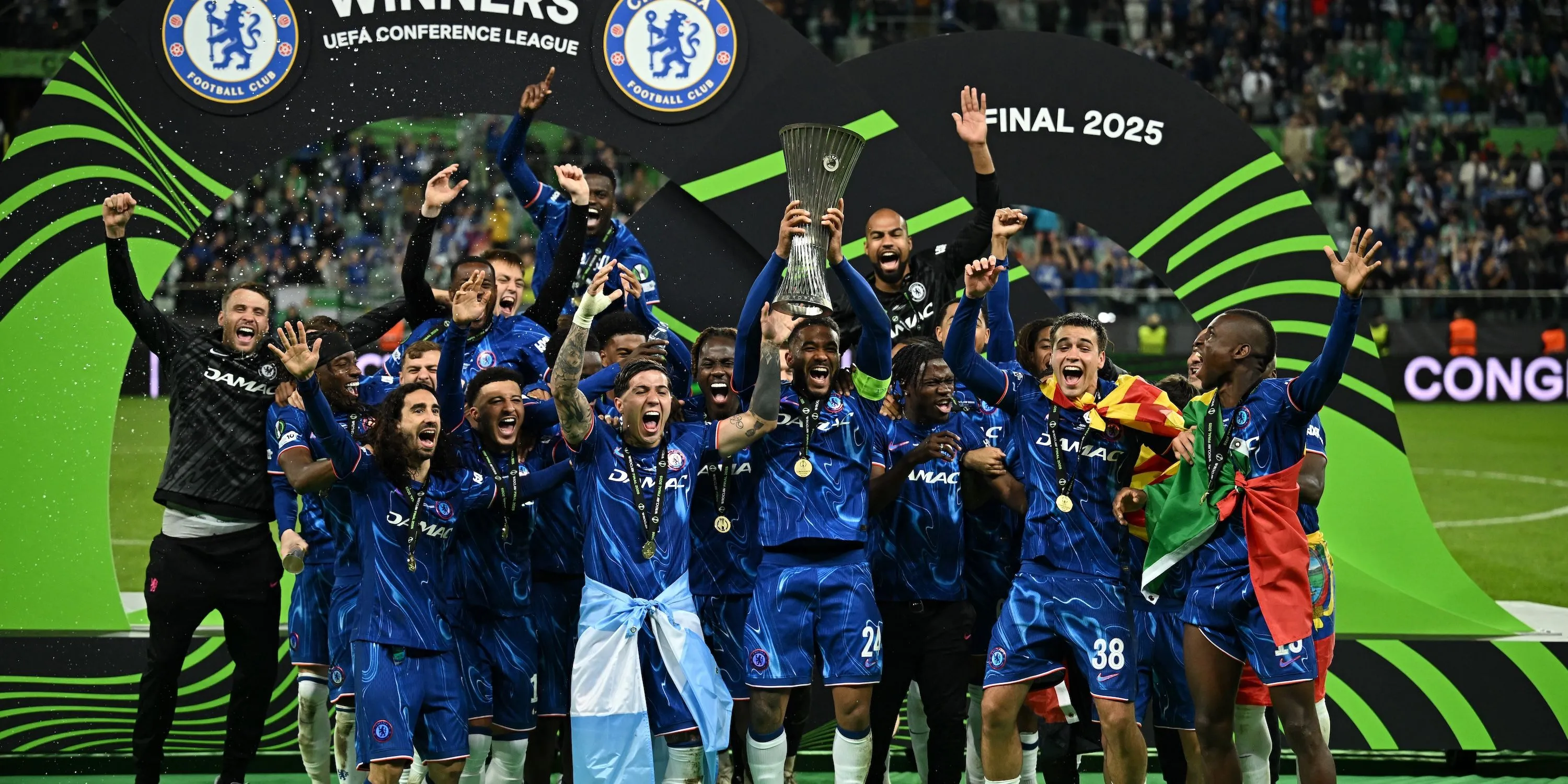 Các cầu thủ Chelsea ăn mừng chức vô địch UEFA Conference League