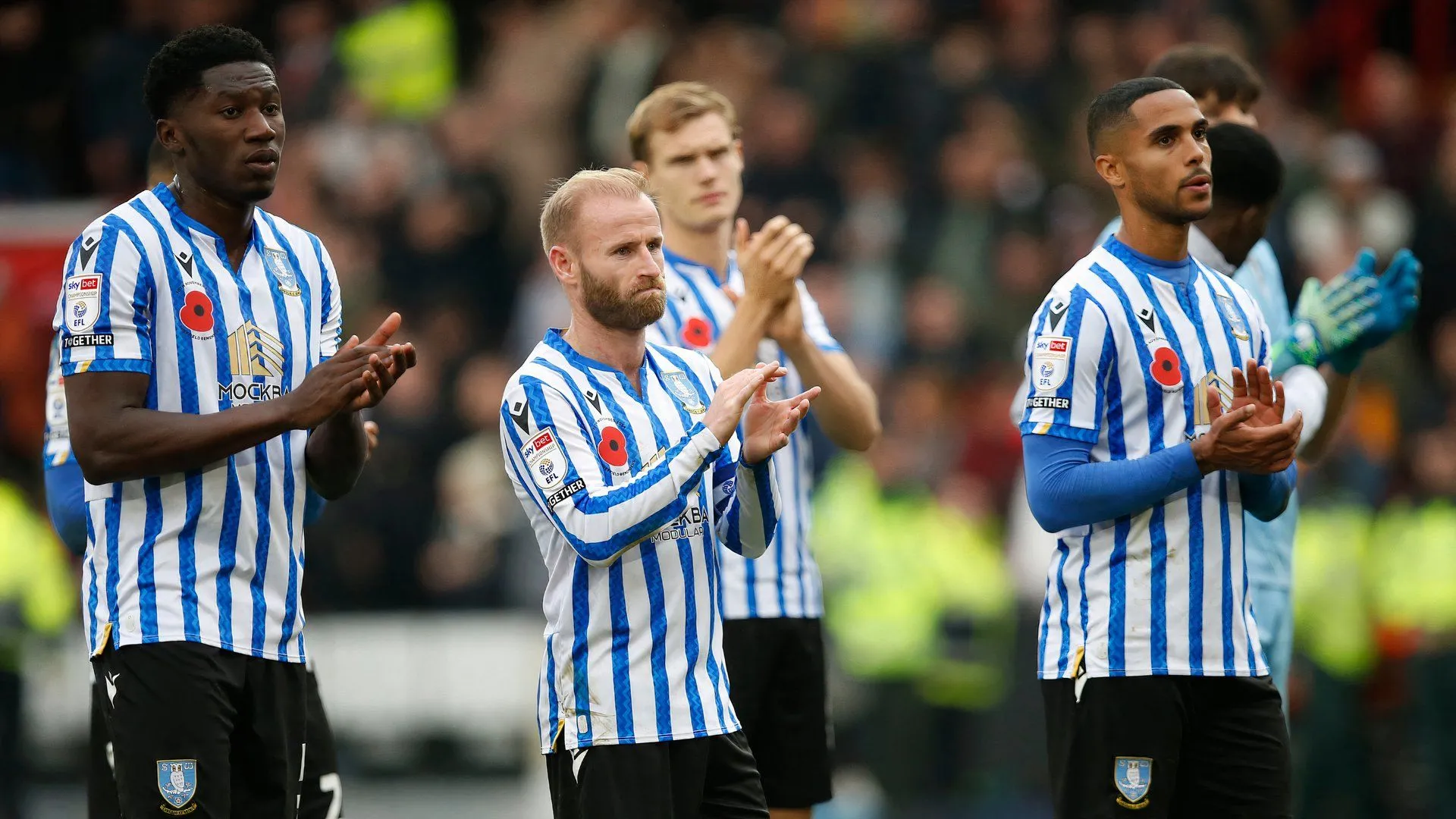 Cầu thủ Sheffield Wednesday Barry Bannan và Max Lowe tập luyện