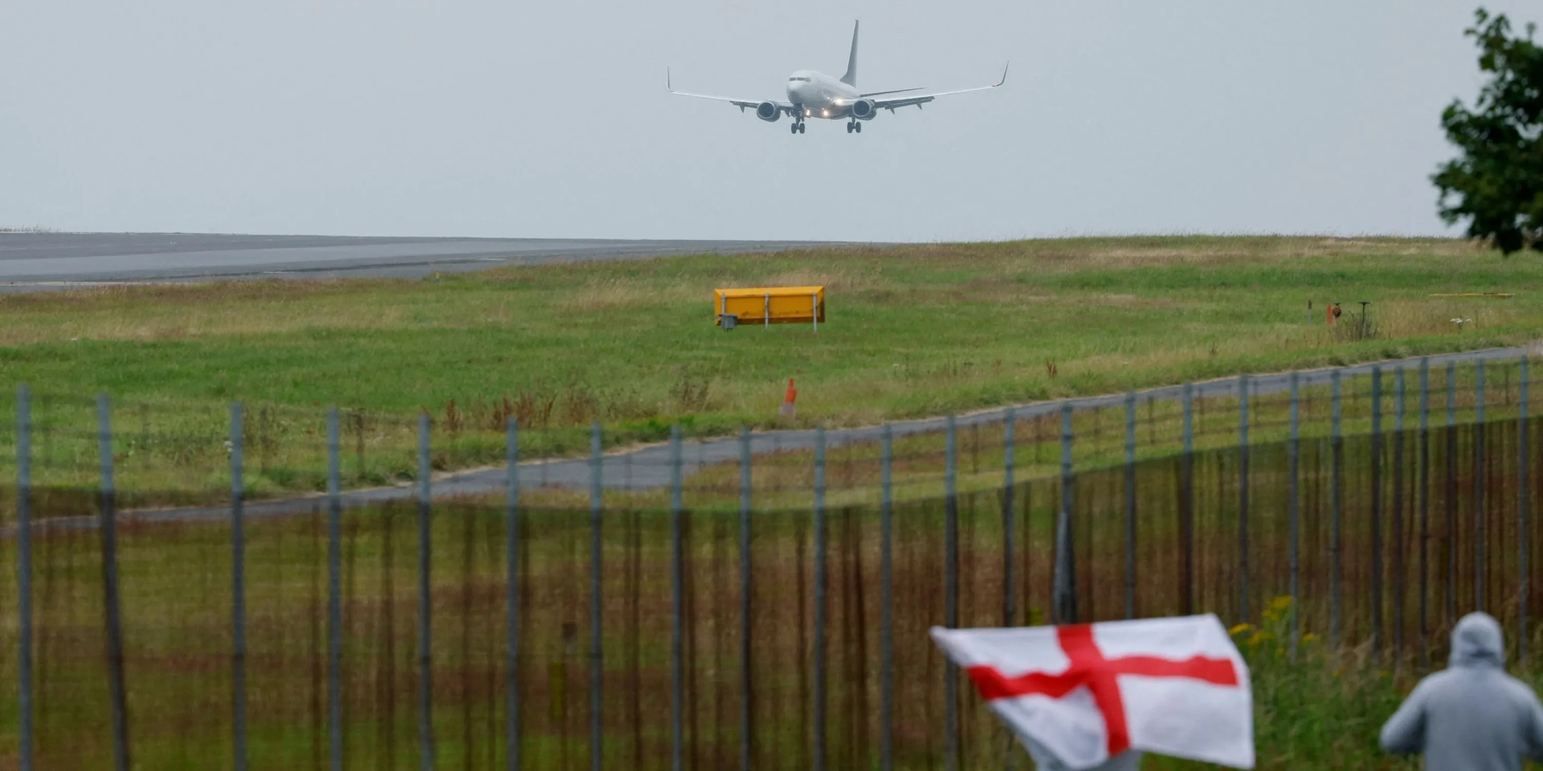Cựu cầu thủ Anh bị cảnh sát dẫn đi tại sân bay Stansted