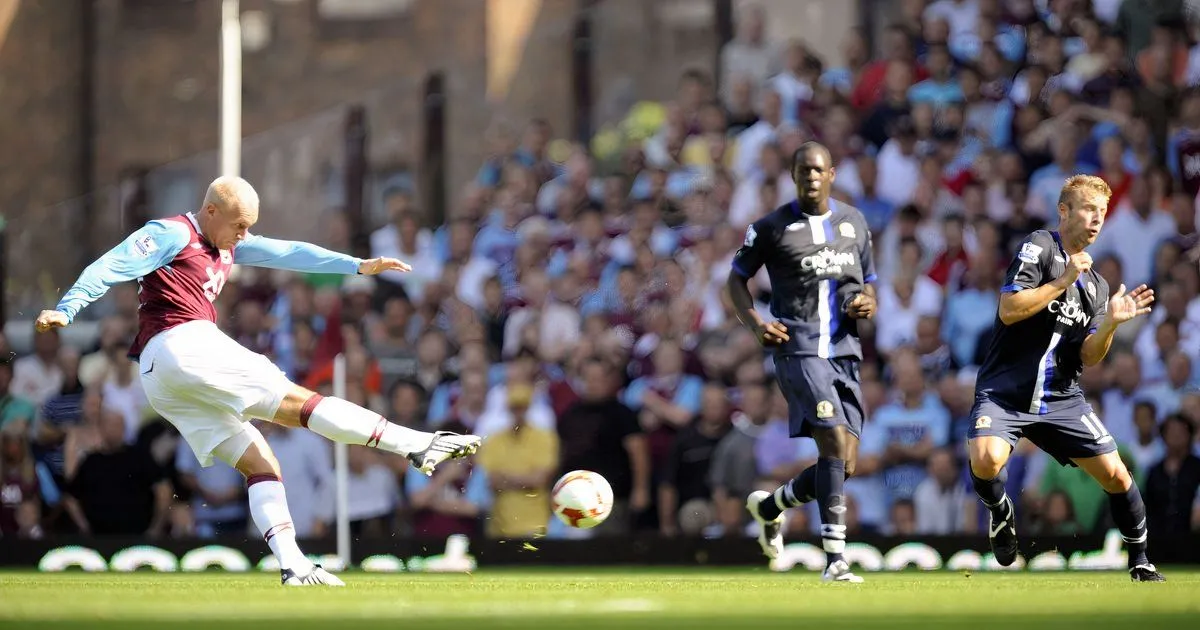 Dean Ashton thi đấu cho West Ham United trước khi chấn thương hủy hoại sự nghiệp
