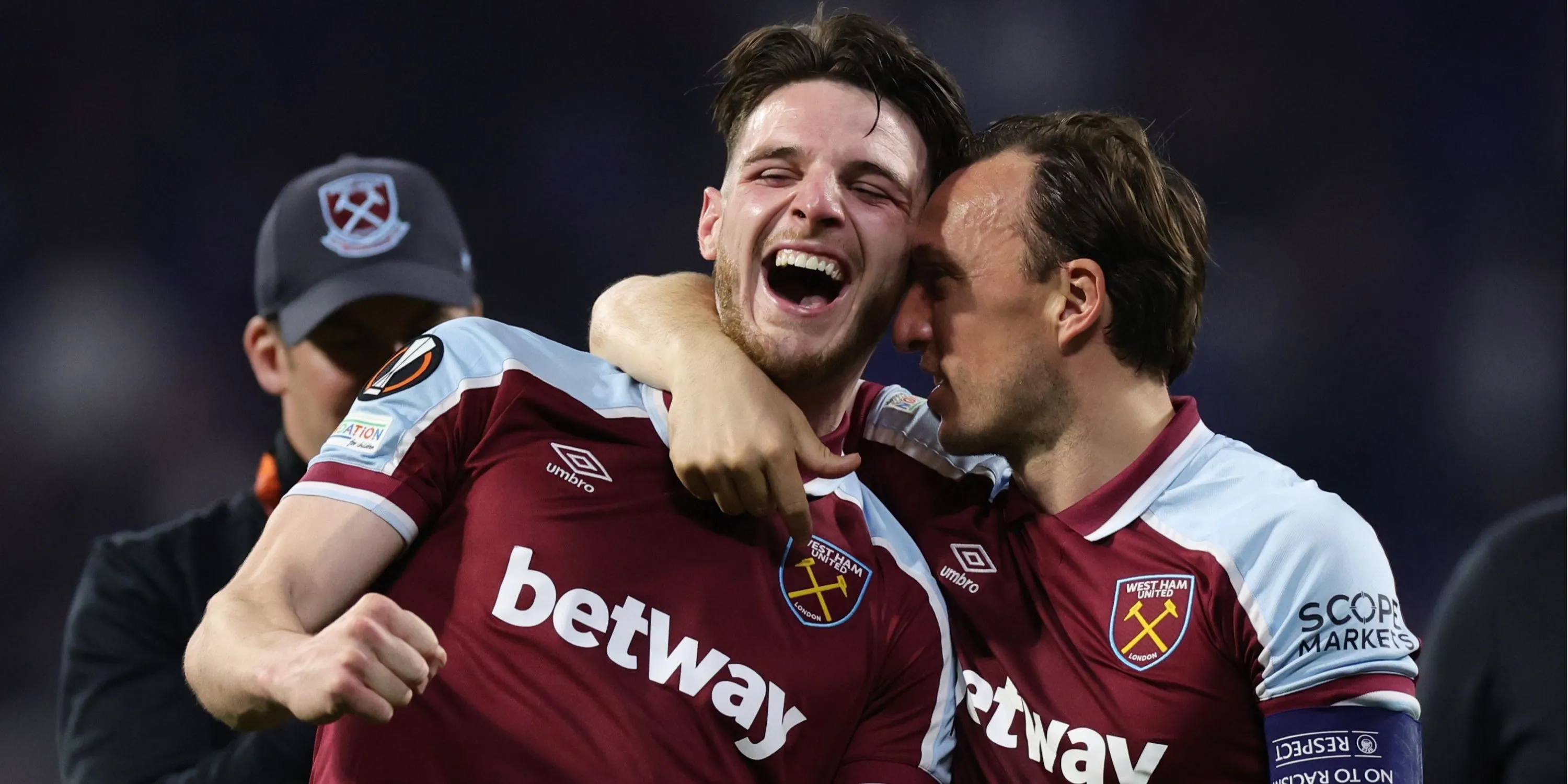 Declan Rice (phải) cùng đồng đội West Ham, thể hiện sự trưởng thành vượt bậc dưới thời David Moyes