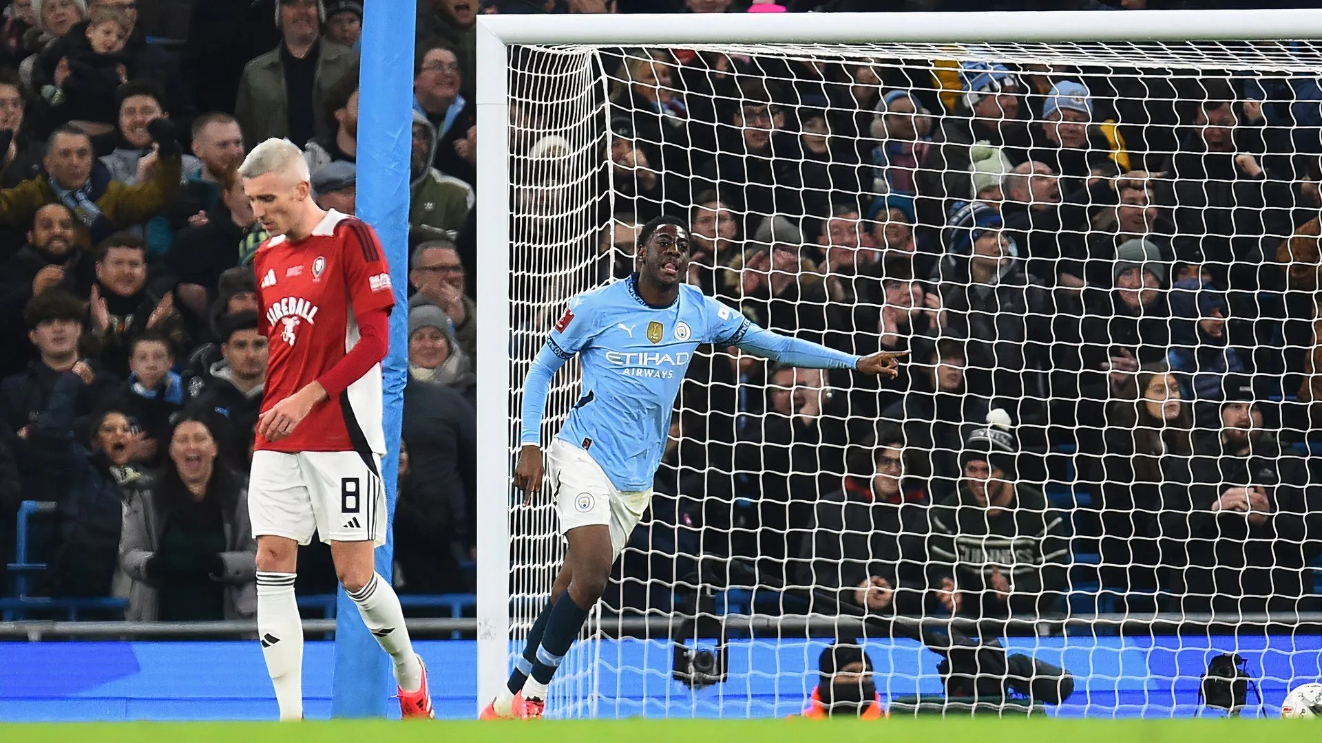 Divin Mubama ghi bàn cho Man City trong trận gặp Salford City