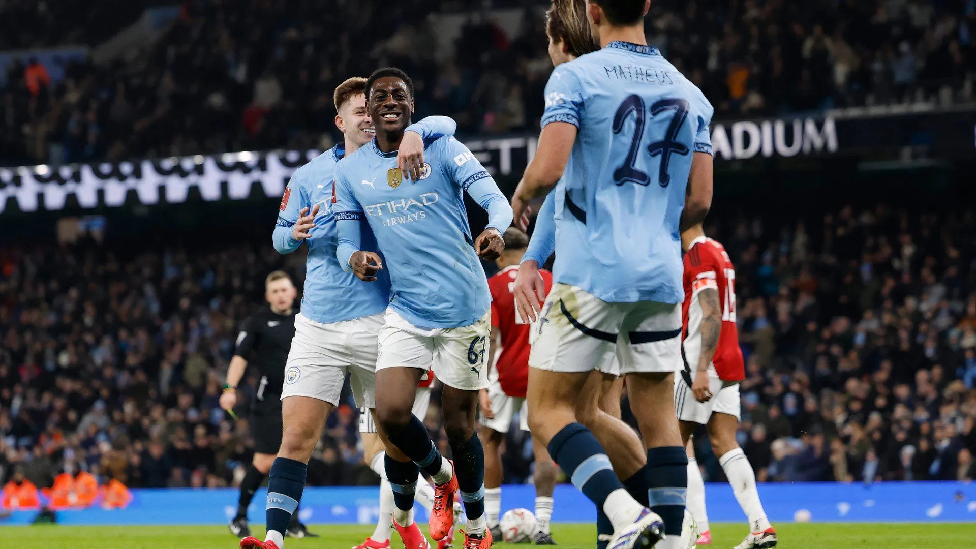 Divin Mubama trong màu áo Manchester City