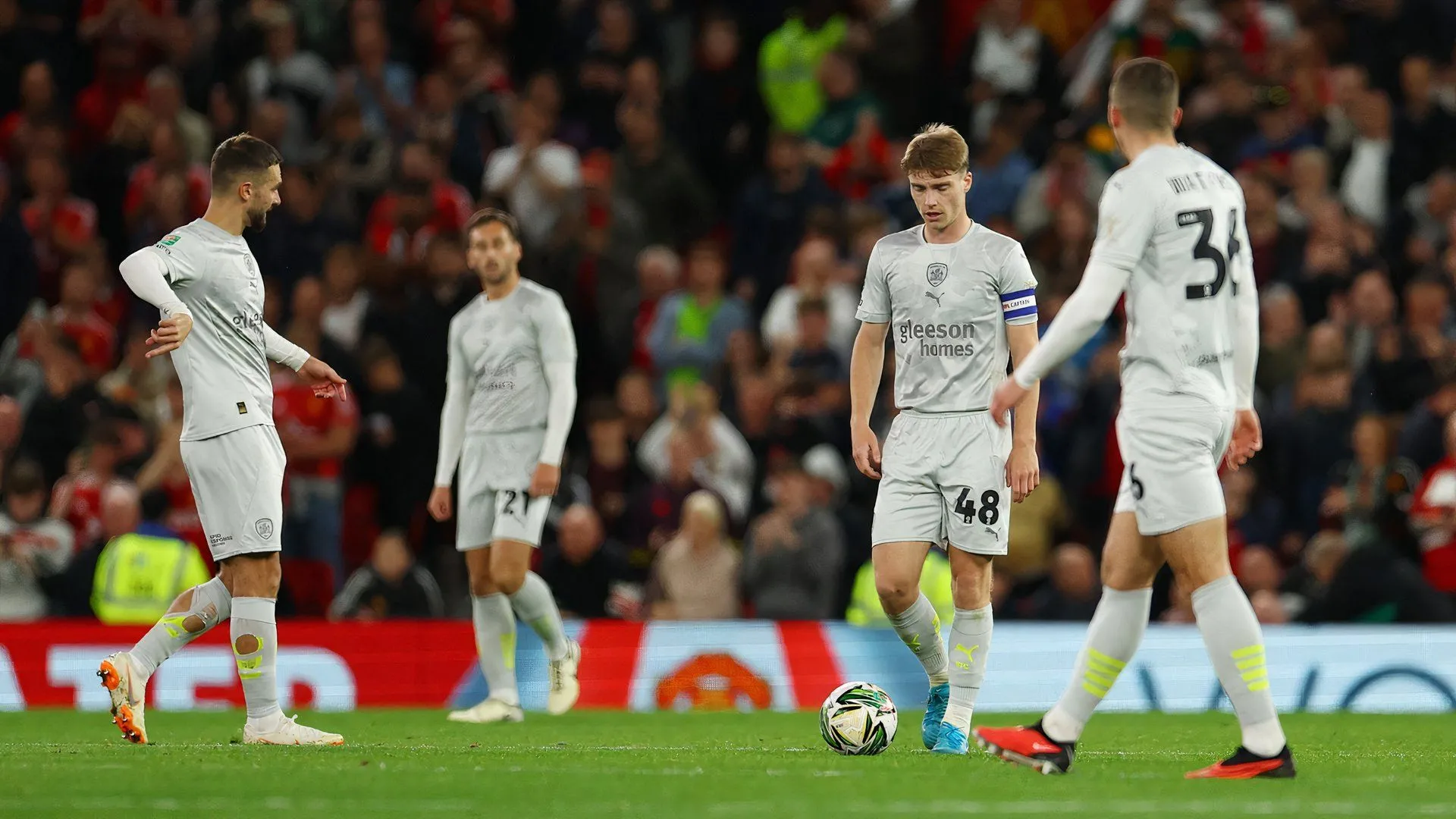 Đội trưởng Luca Connell ăn mừng cùng các cầu thủ Barnsley