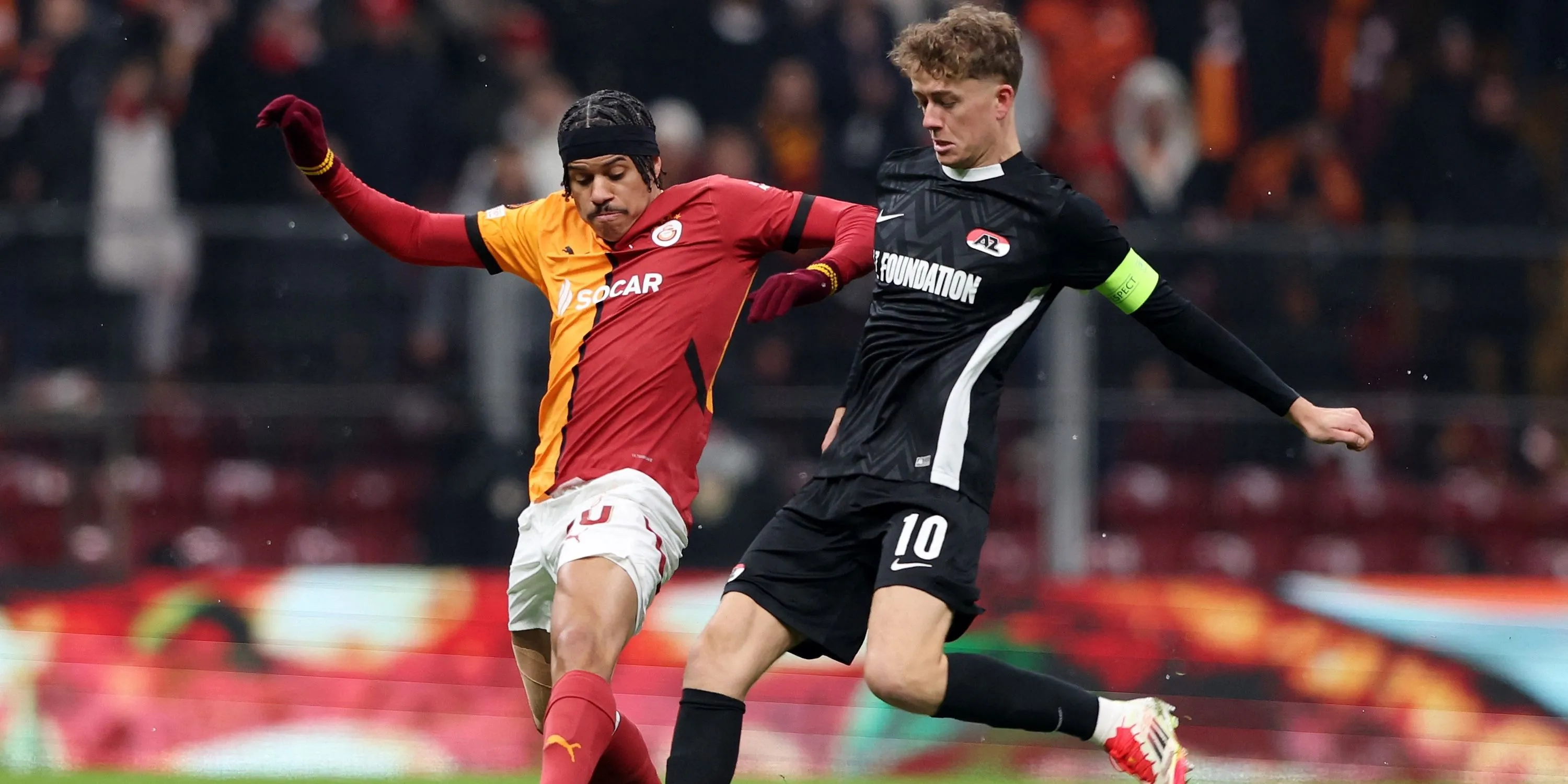Gabriel Sara của Galatasaray trong pha tranh chấp với Sven Mijnans của AZ Alkmaar, một minh chứng cho kinh nghiệm thi đấu quốc tế của ngôi sao này.