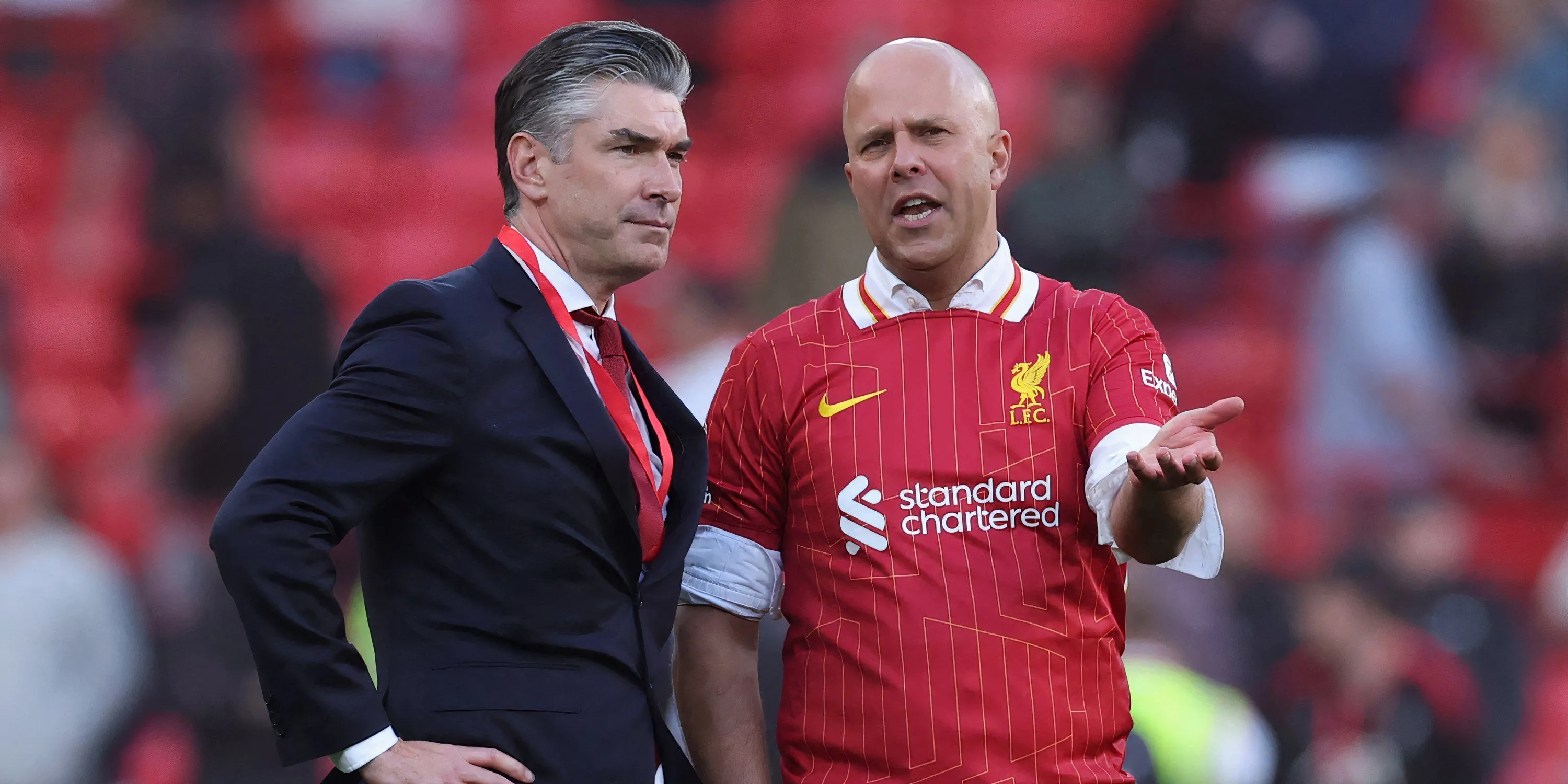 Giám đốc thể thao Richard Hughes và HLV Arne Slot của Liverpool thảo luận về kế hoạch chuyển nhượng