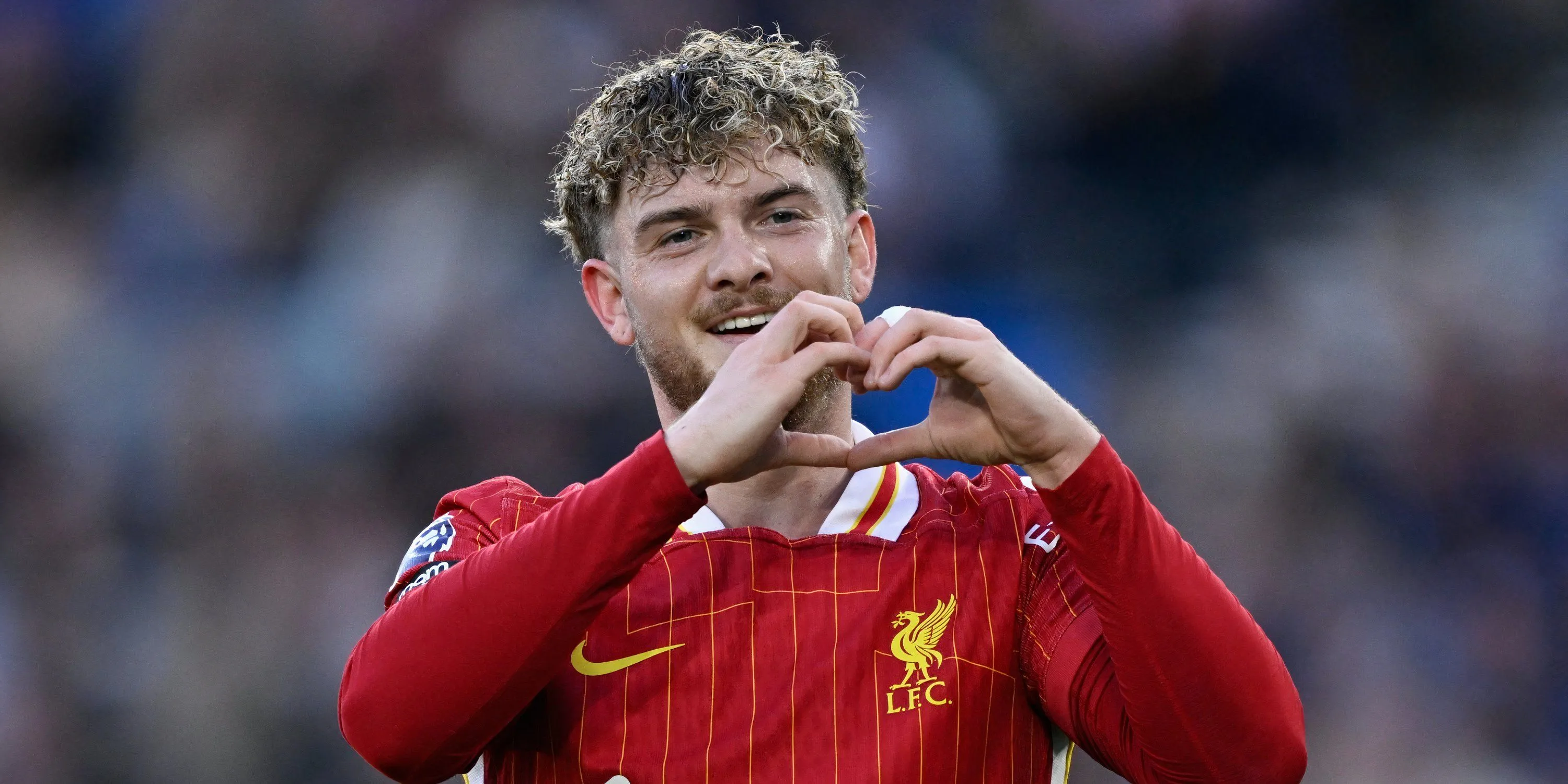 Harvey Elliott ăn mừng cùng Liverpool