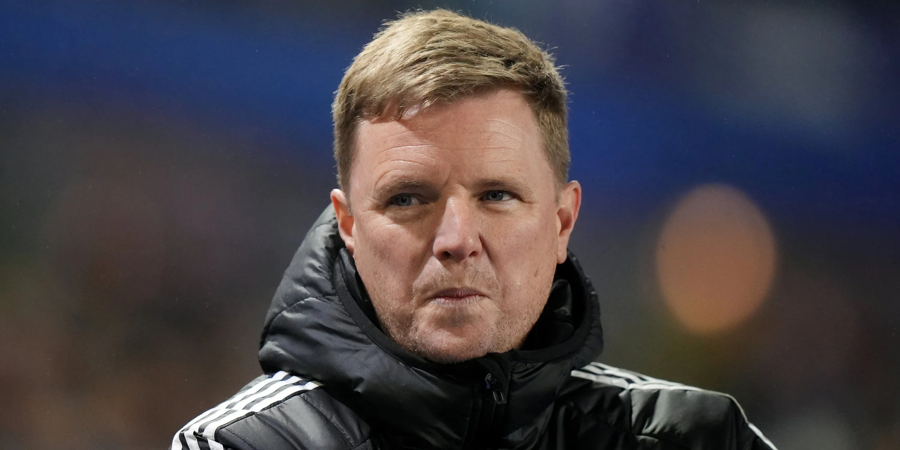 HLV Eddie Howe trầm tư trên băng ghế huấn luyện Newcastle