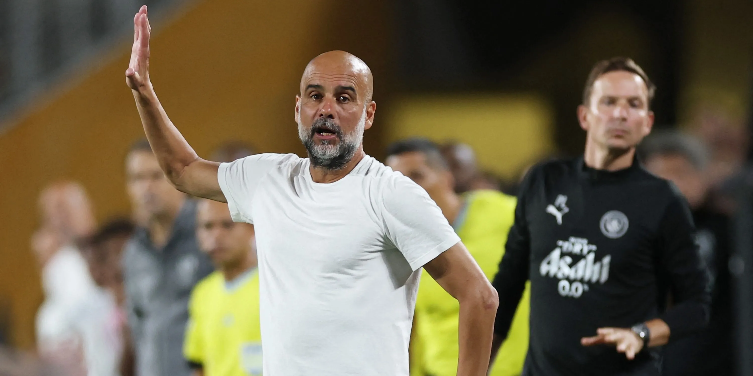 HLV Pep Guardiola của Manchester City phản ứng trong trận đấu