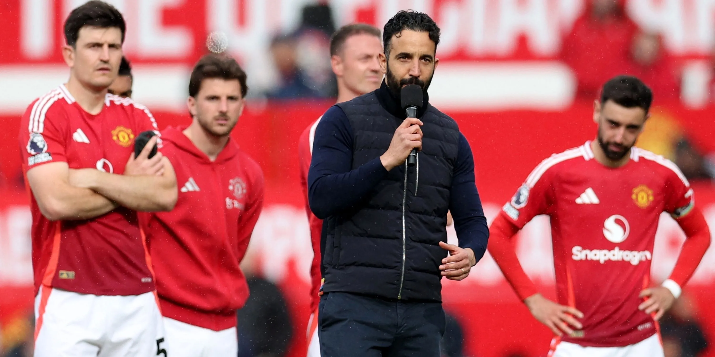 HLV Ruben Amorim của Manchester United tương tác với người hâm mộ sau trận đấu