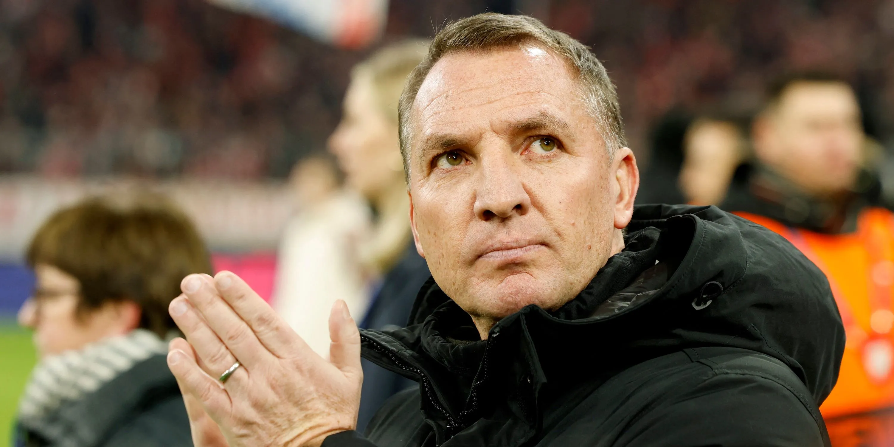 Huấn luyện viên Brendan Rodgers chỉ đạo trước trận đấu của Celtic, biểu tượng cho chiến lược chuyển nhượng táo bạo của đội bóng Scotland.