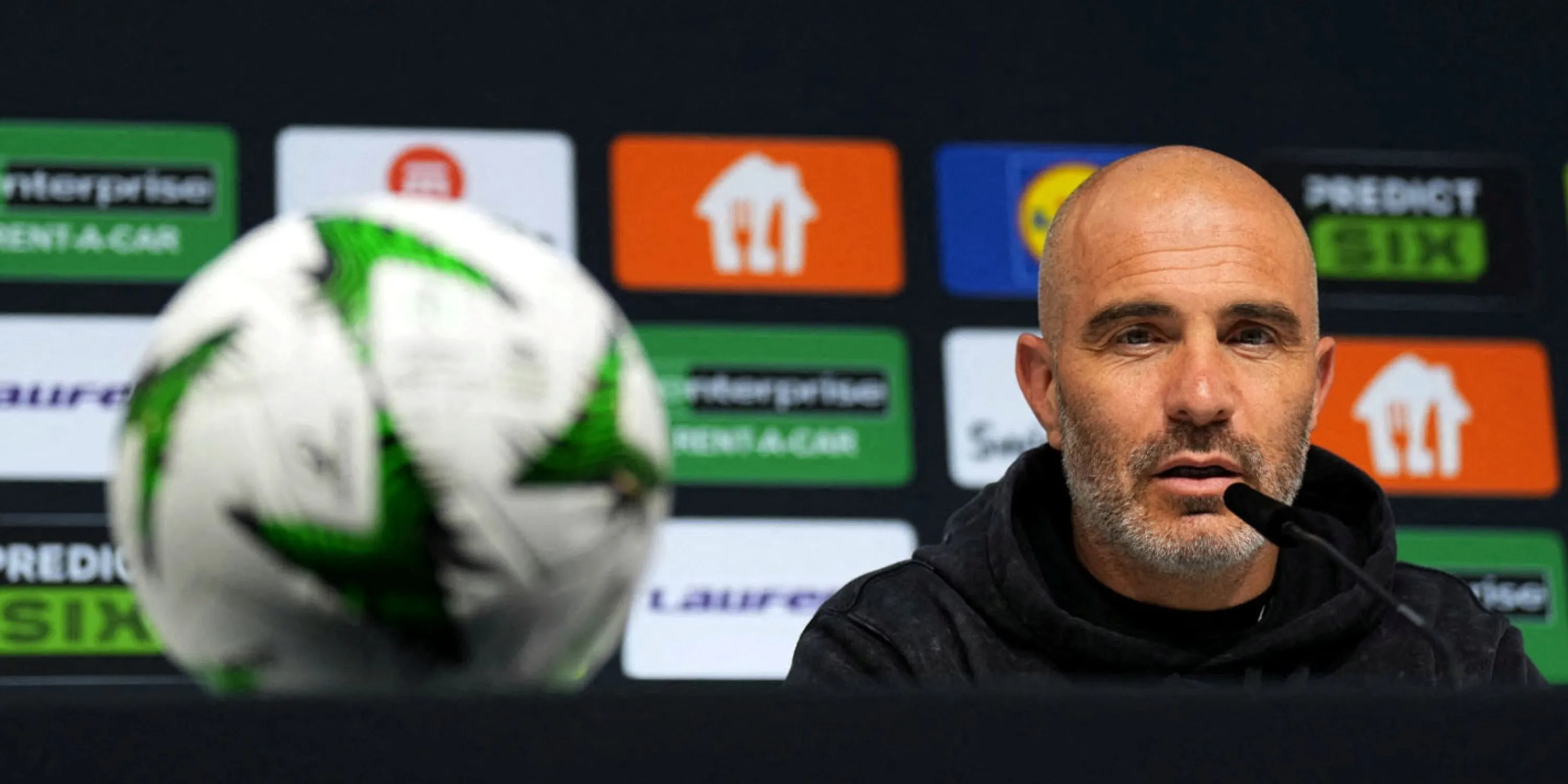 Huấn luyện viên Enzo Maresca cùng chiếc cúp UEFA Conference League