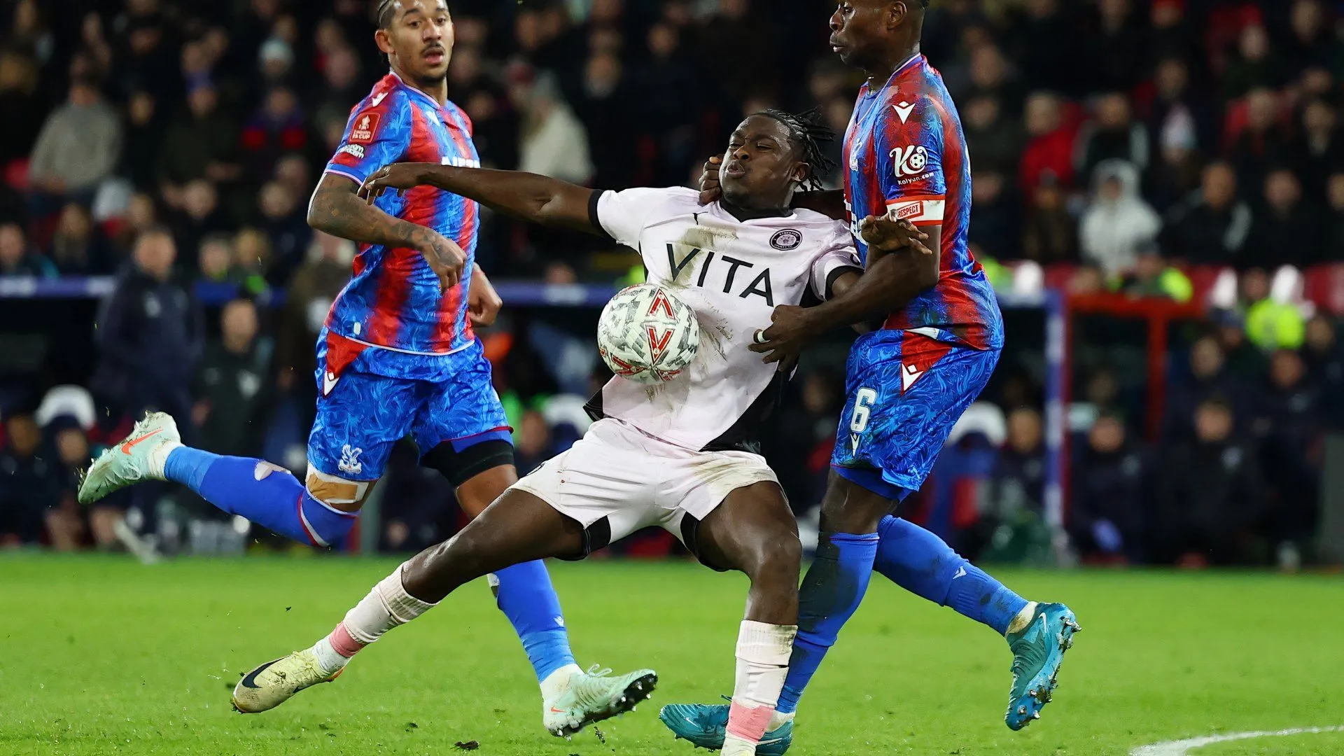 Isaac 'Tanto' Olaofe thi đấu cho Stockport County, minh họa điểm mạnh tốc độ
