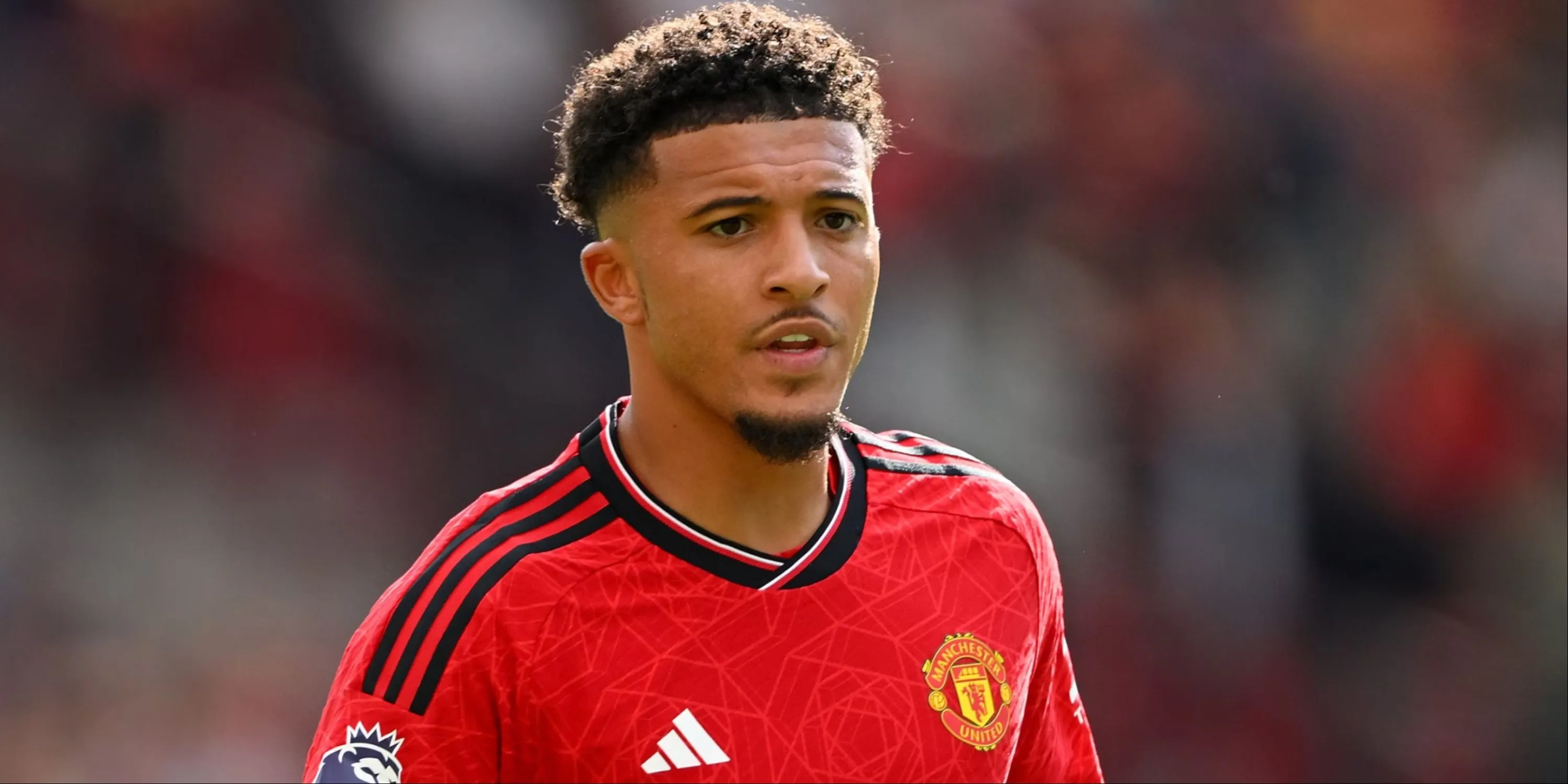 Jadon Sancho trong màu áo Manchester United dứt điểm bằng chân trái trên sân