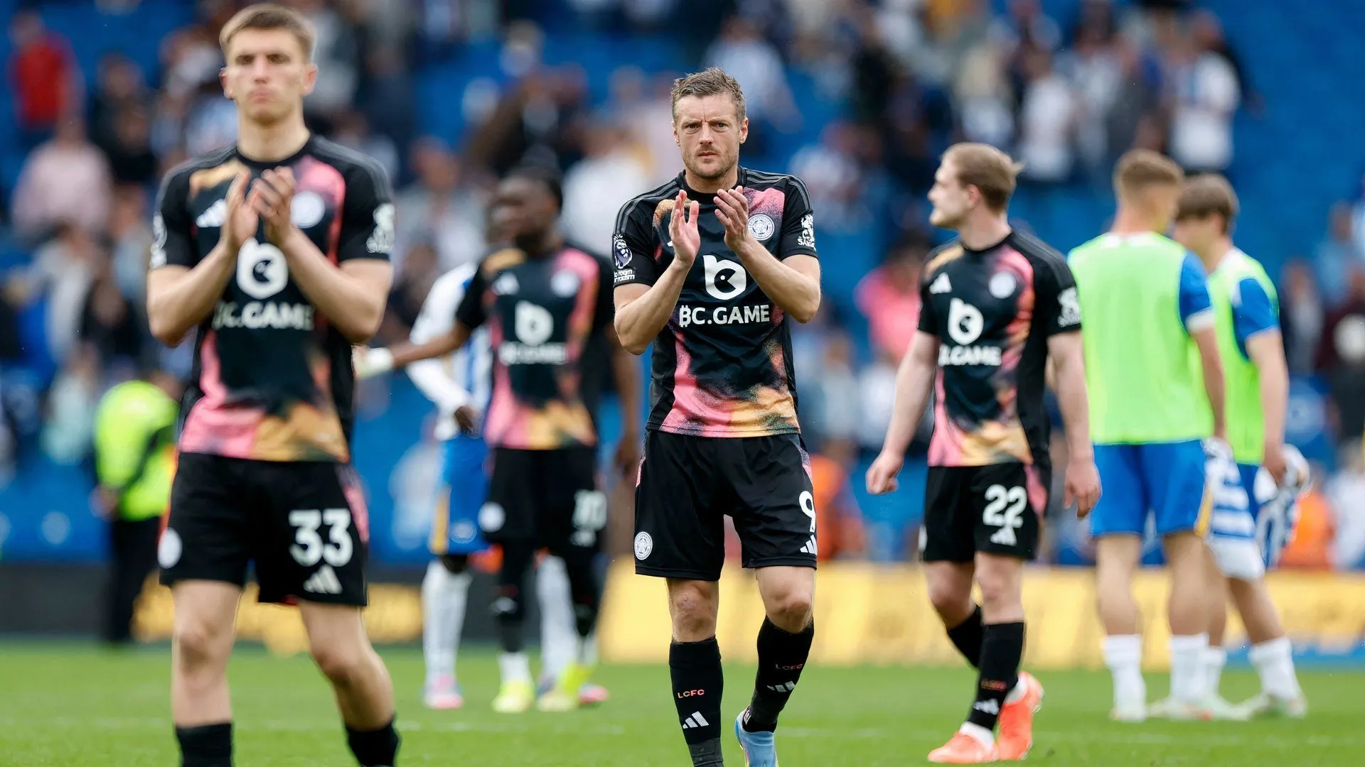 Jamie Vardy cùng các cầu thủ Leicester City trên sân, biểu tượng một thời của King Power