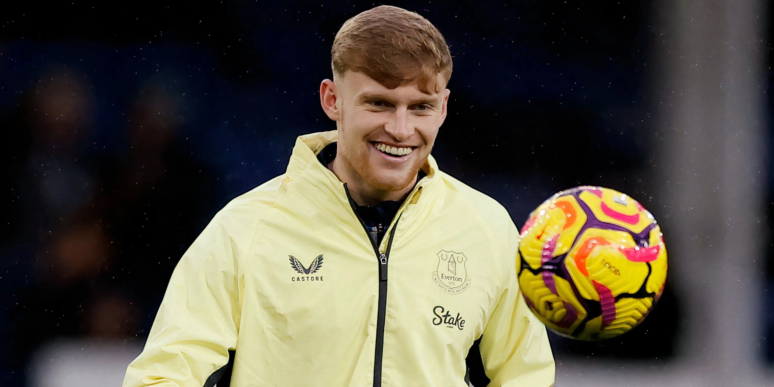 Jarrad Branthwaite khởi động trước trận đấu của Everton