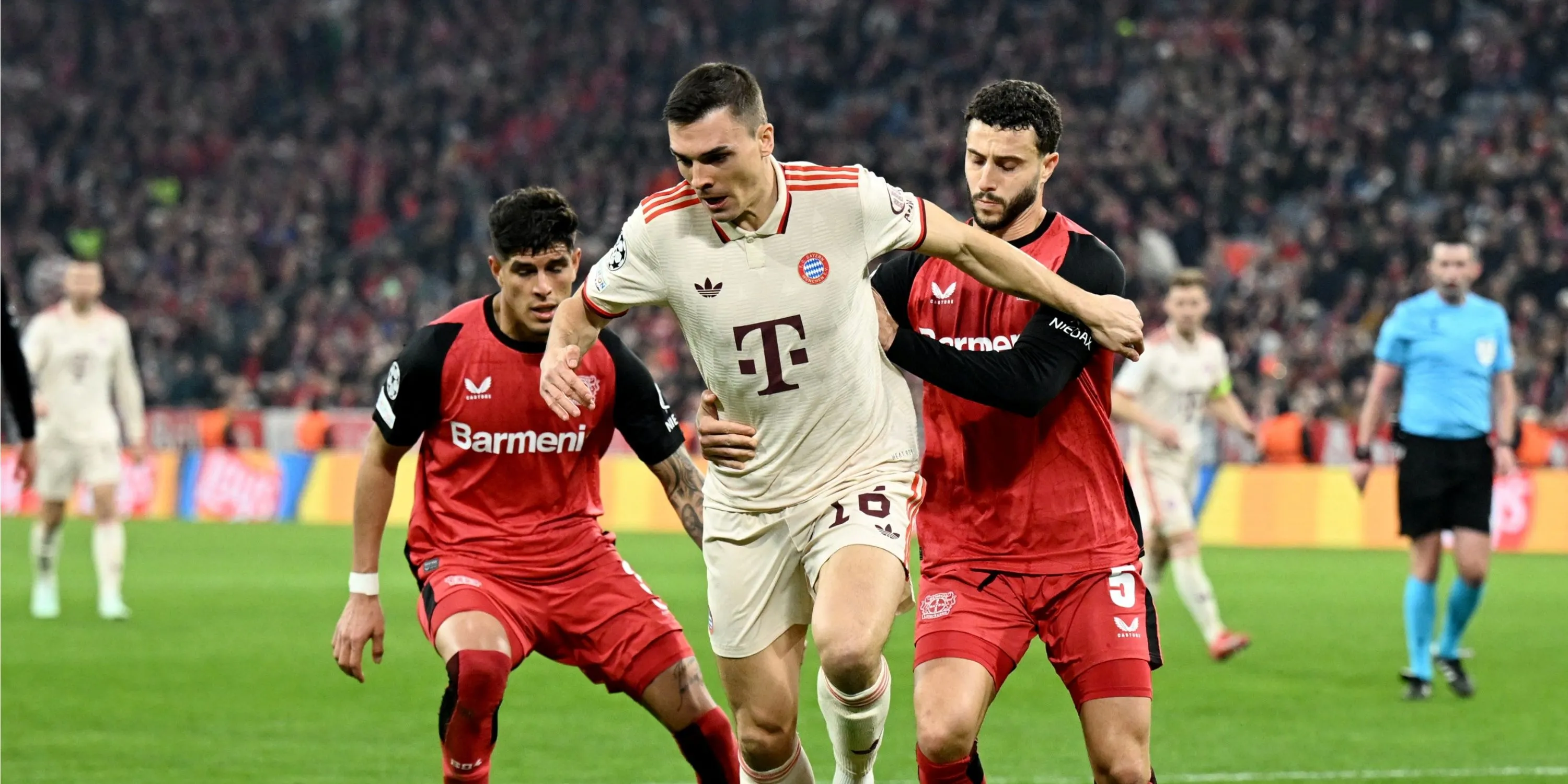 João Palhinha của Bayern Munich tranh chấp bóng quyết liệt