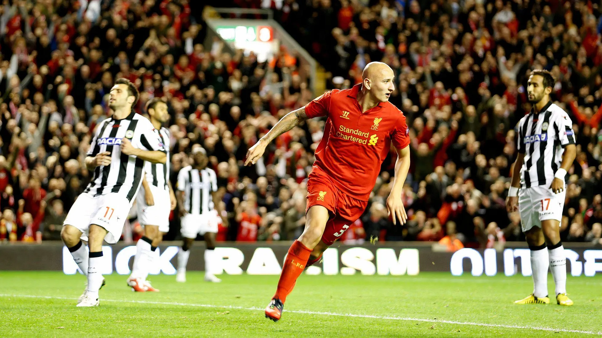 Jonjo Shelvey ăn mừng bàn thắng cho Liverpool