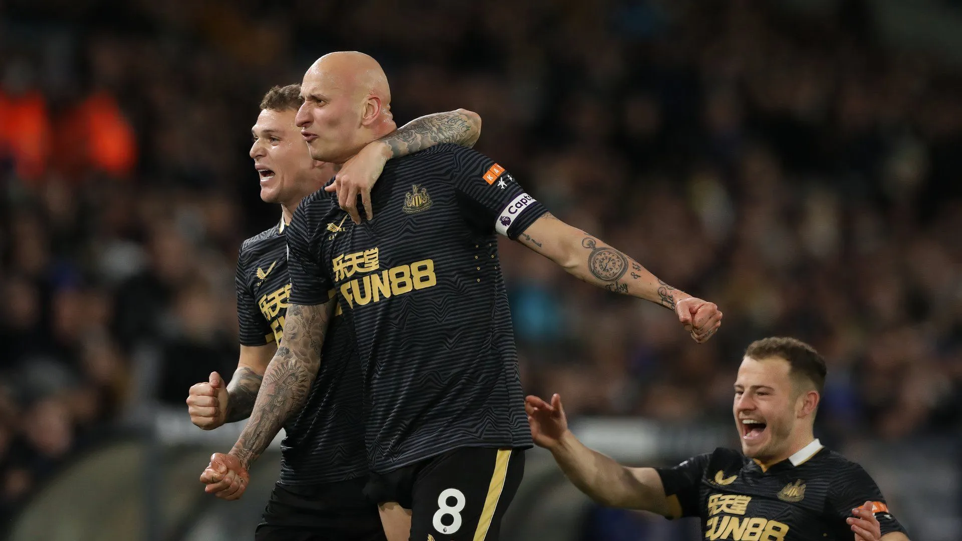 Jonjo Shelvey ăn mừng bàn thắng cho Newcastle United