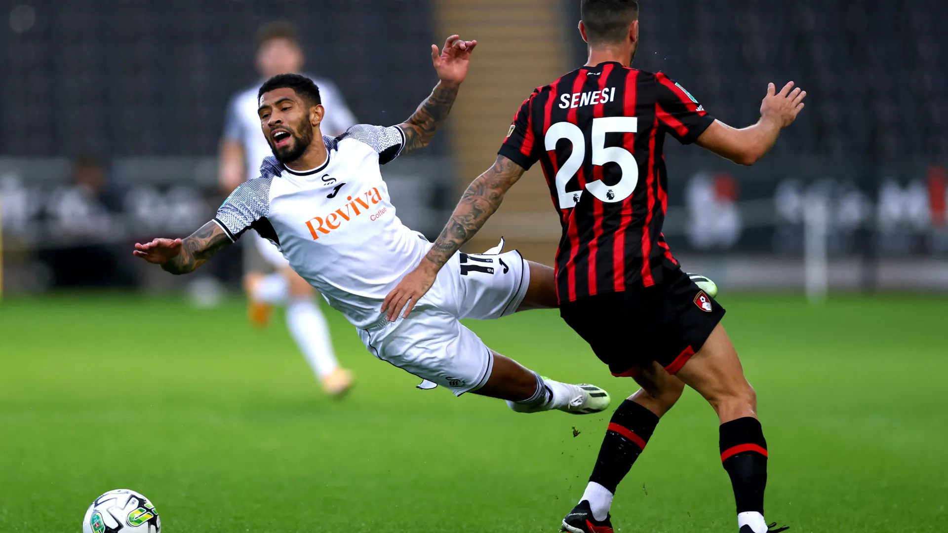 Josh Ginnelly với áo đấu Swansea City, cầu thủ bị loại khỏi đội hình du đấu, tương lai bất định.