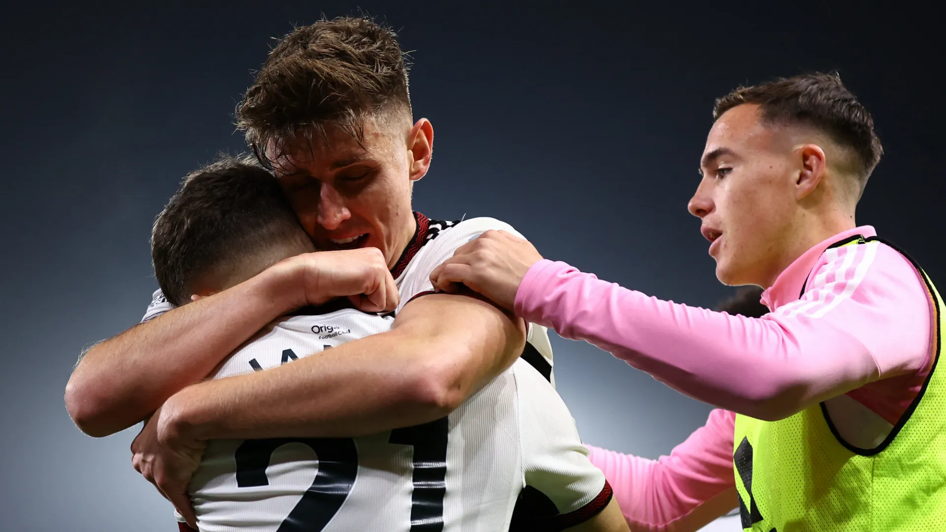 Luke Harris ăn mừng trong một trận đấu của Fulham