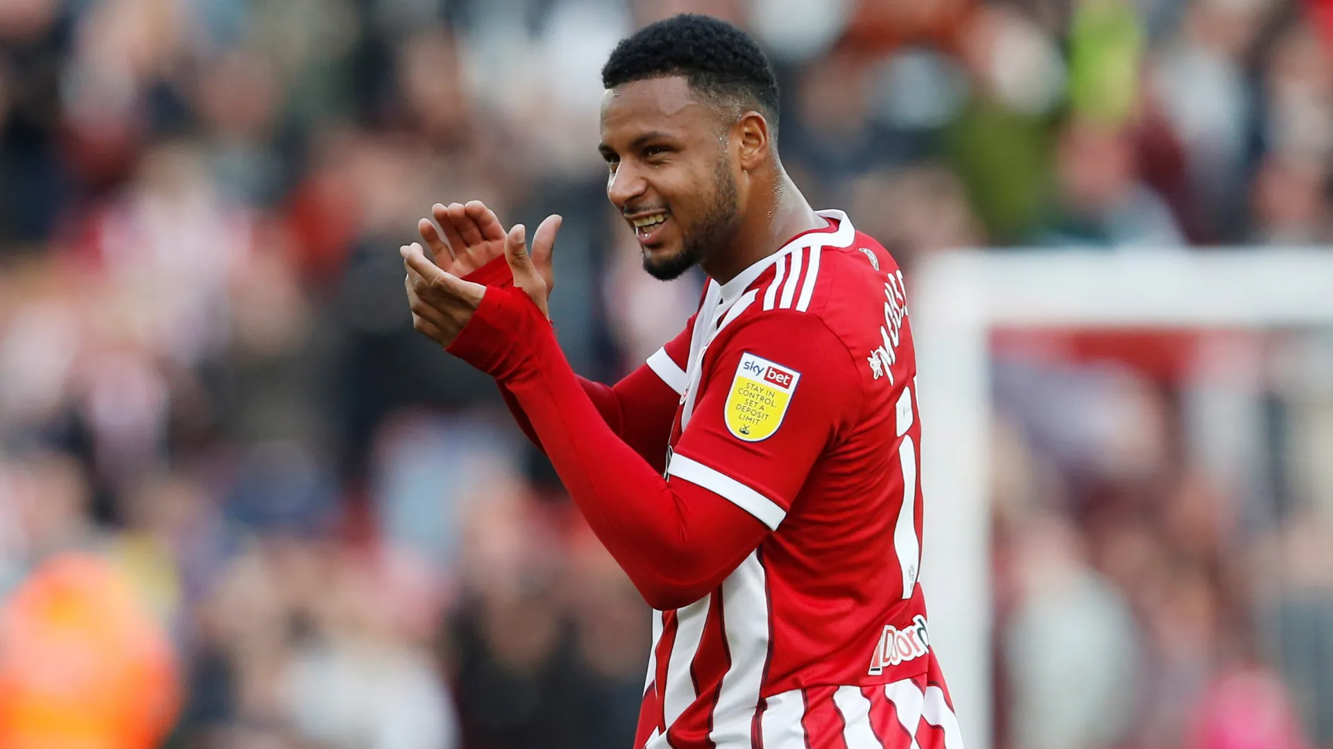 Lys Mousset ăn mừng bàn thắng cùng Sheffield United, thương vụ kỷ lục hớ