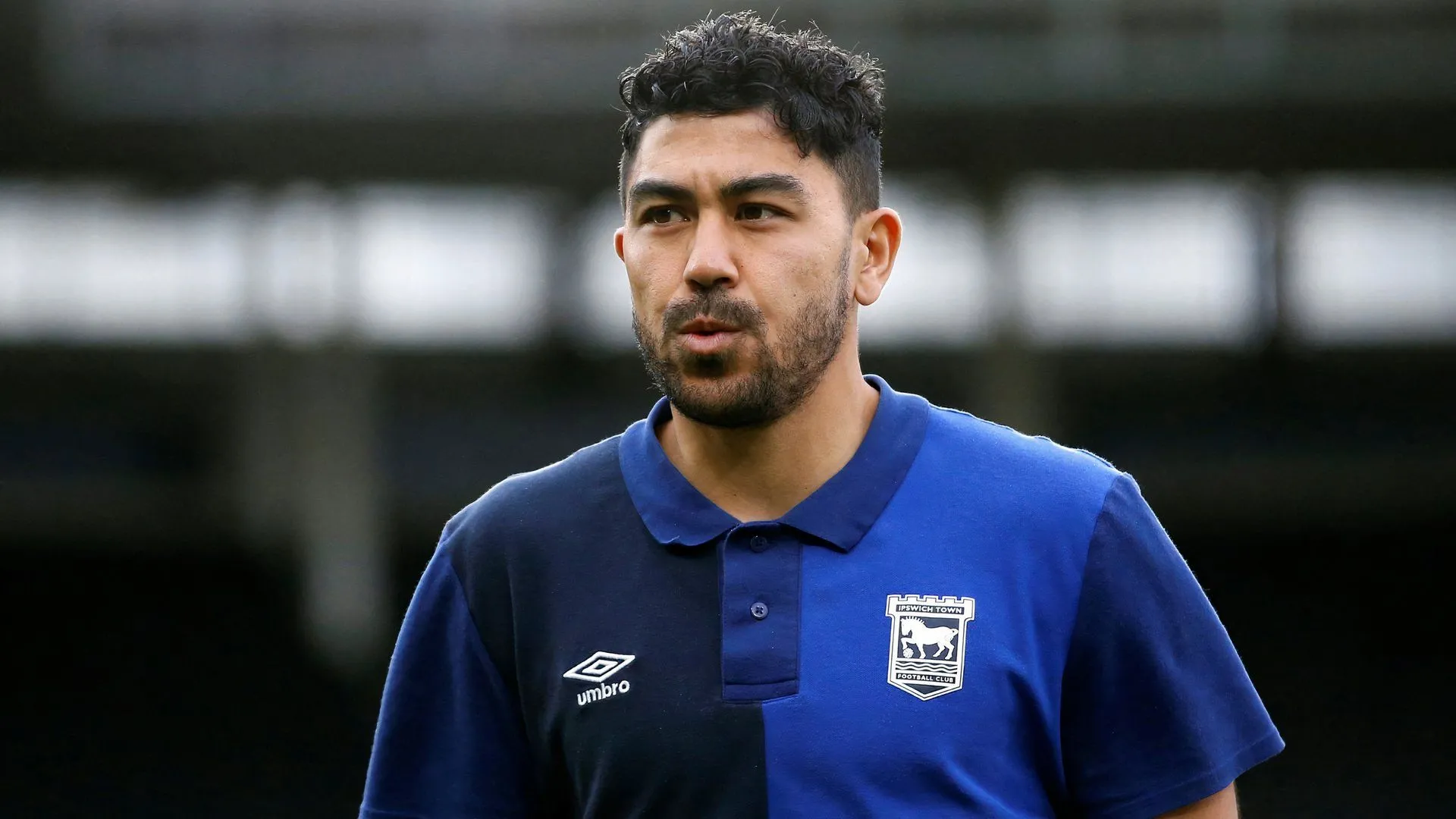 Massimo Luongo trong màu áo Ipswich Town trên sân cỏ