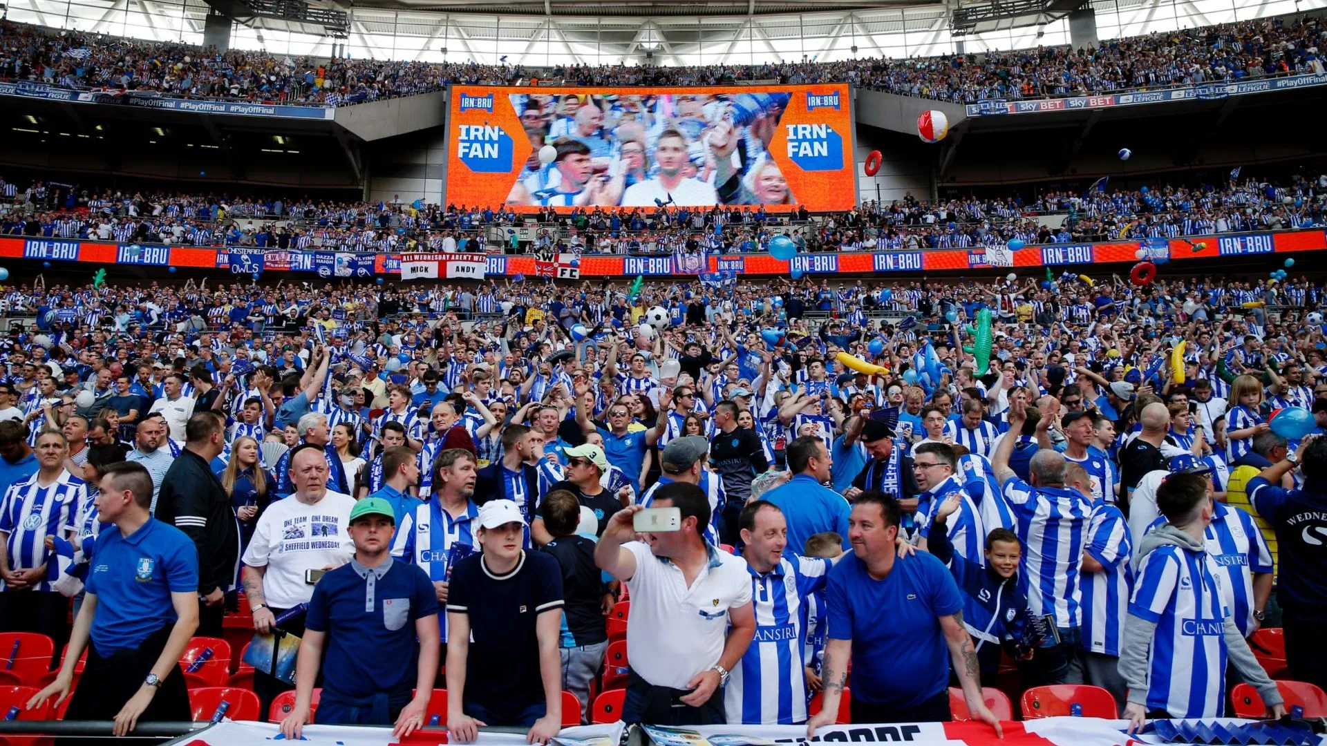 Người hâm mộ Sheffield Wednesday cổ vũ tại sân Wembley