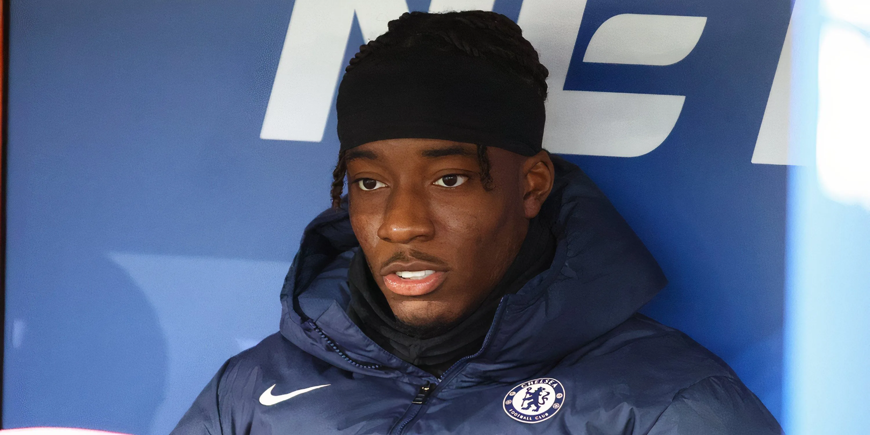 Noni Madueke ngồi trên băng ghế dự bị của Chelsea tại Premier League