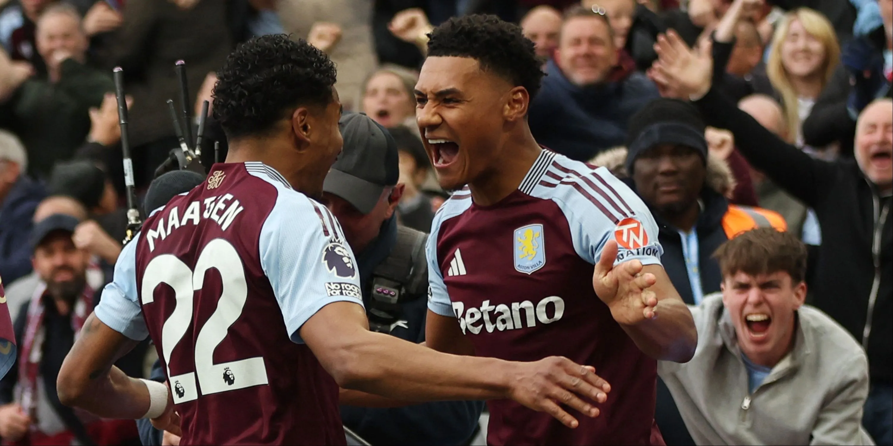 Ollie Watkins tranh chấp bóng trong một trận đấu tại Premier League