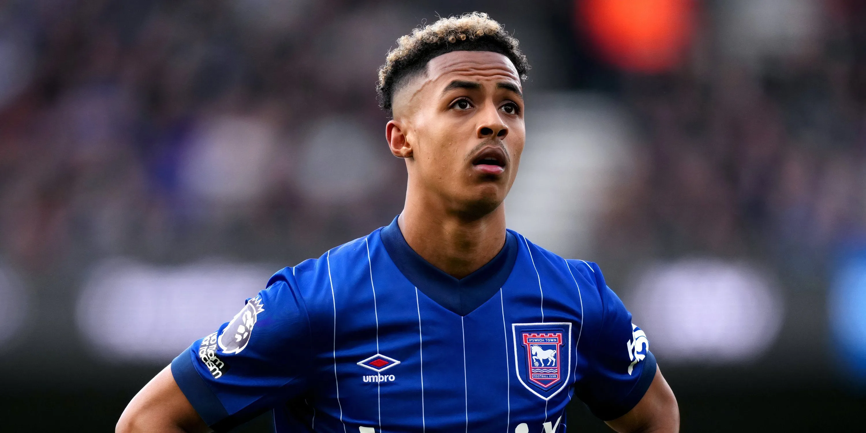 Omari Hutchinson trong màu áo Ipswich Town tại Premier League