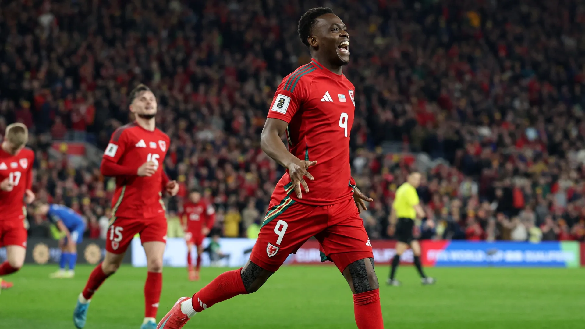 Rabbi Matondo ăn mừng bàn thắng đầu tiên cho đội tuyển Wales vào lưới Kazakhstan tại sân Cardiff City
