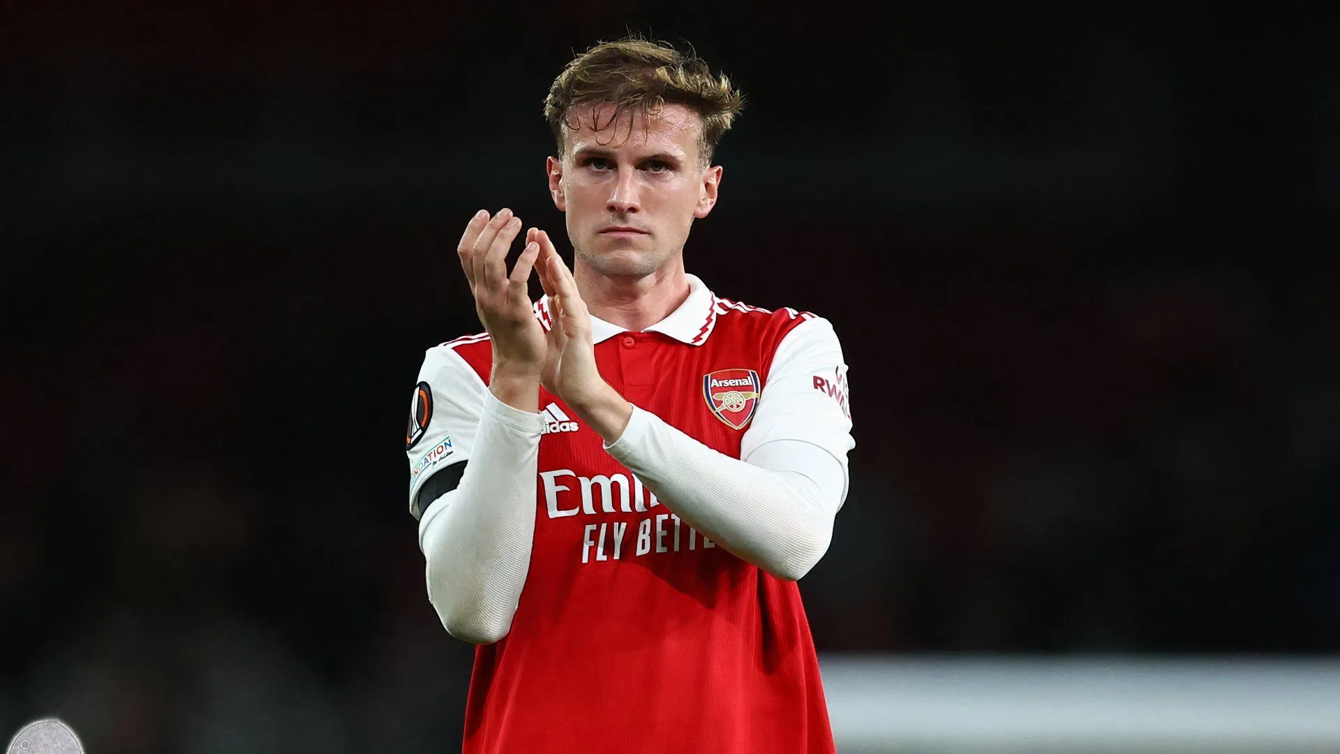 Rob Holding thi đấu cho Arsenal, minh chứng cho kinh nghiệm đỉnh cao