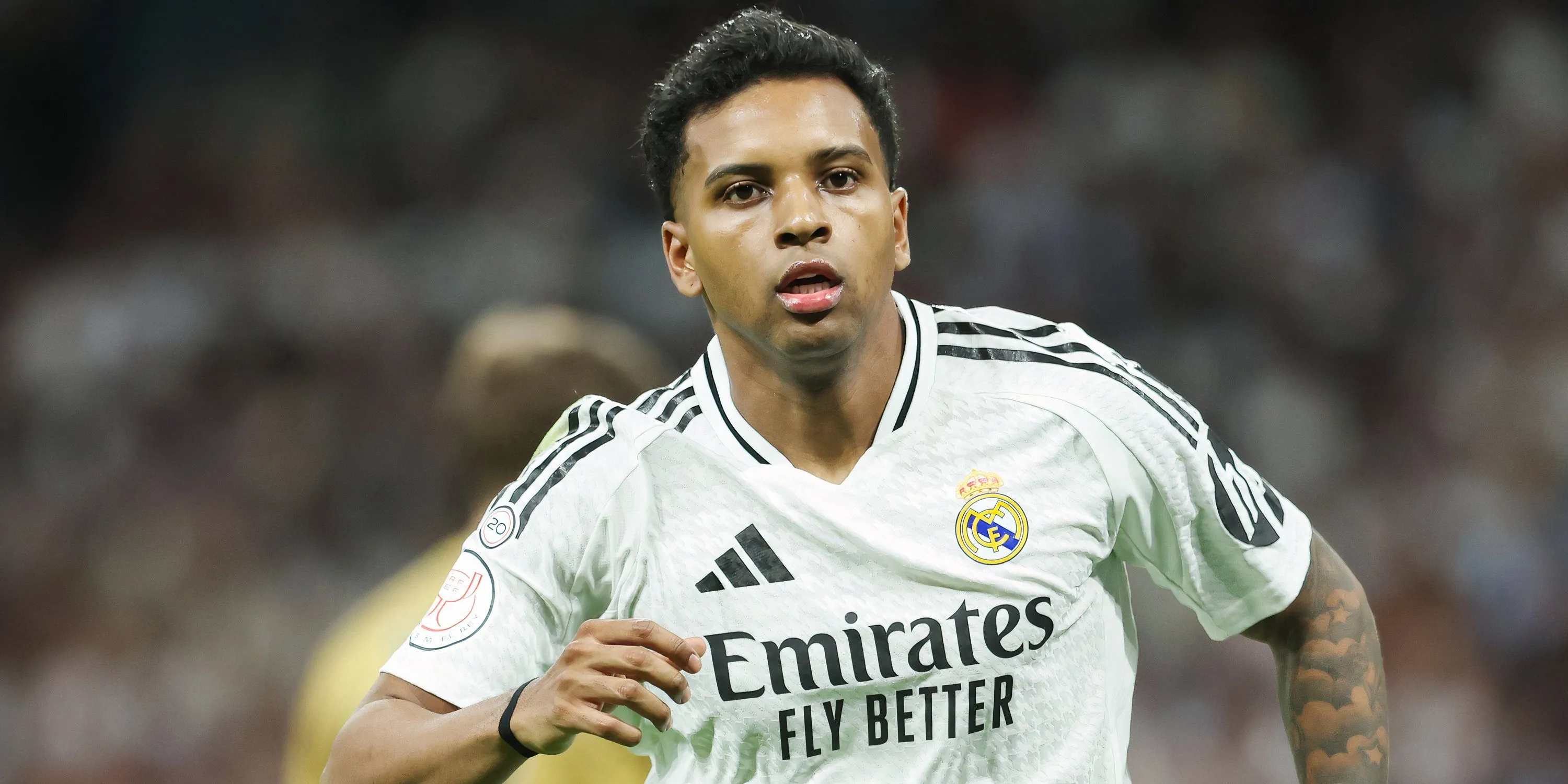 Rodrygo thi đấu cho Real Madrid, tranh chấp bóng trên sân