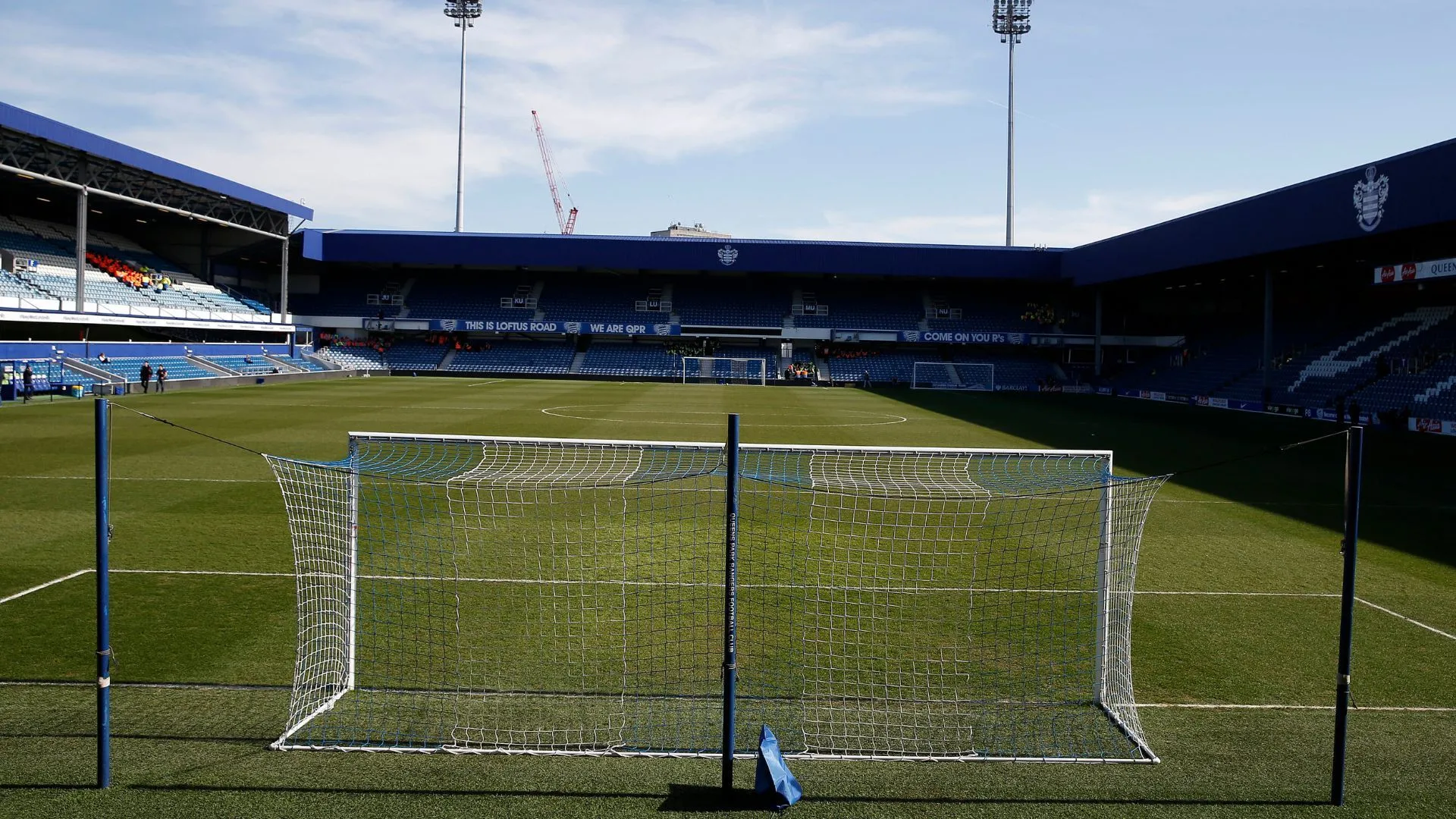Sân nhà Loftus Road của câu lạc bộ Queens Park Rangers nhìn từ khán đài