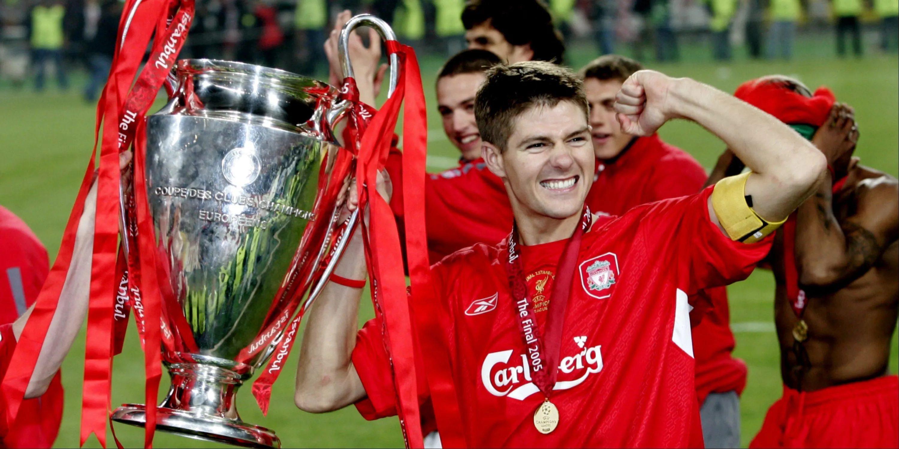 Steven Gerrard bên cạnh chiếc cúp Champions League, huyền thoại Liverpool tiếc nuối về sai lầm chuyển nhượng Anelka