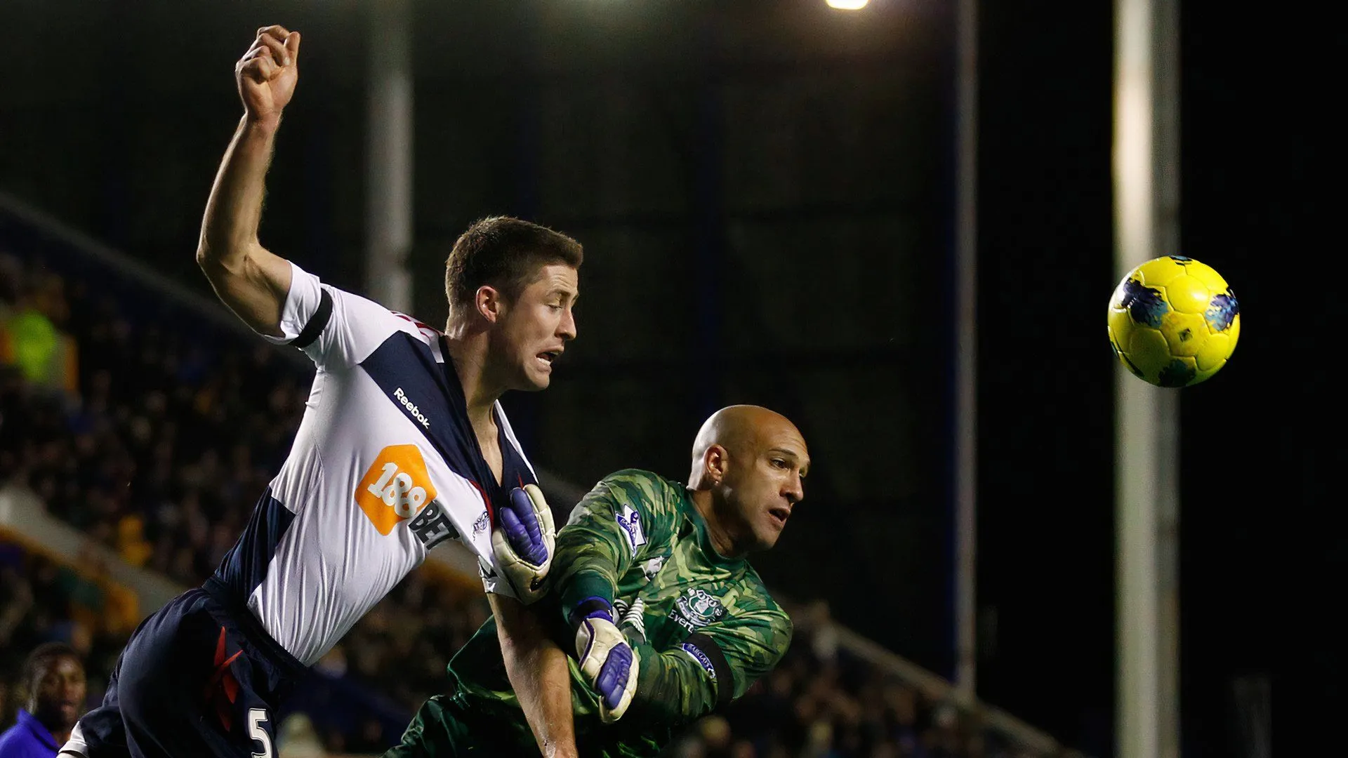 Thủ môn huyền thoại Tim Howard trên sân cỏ Premier League