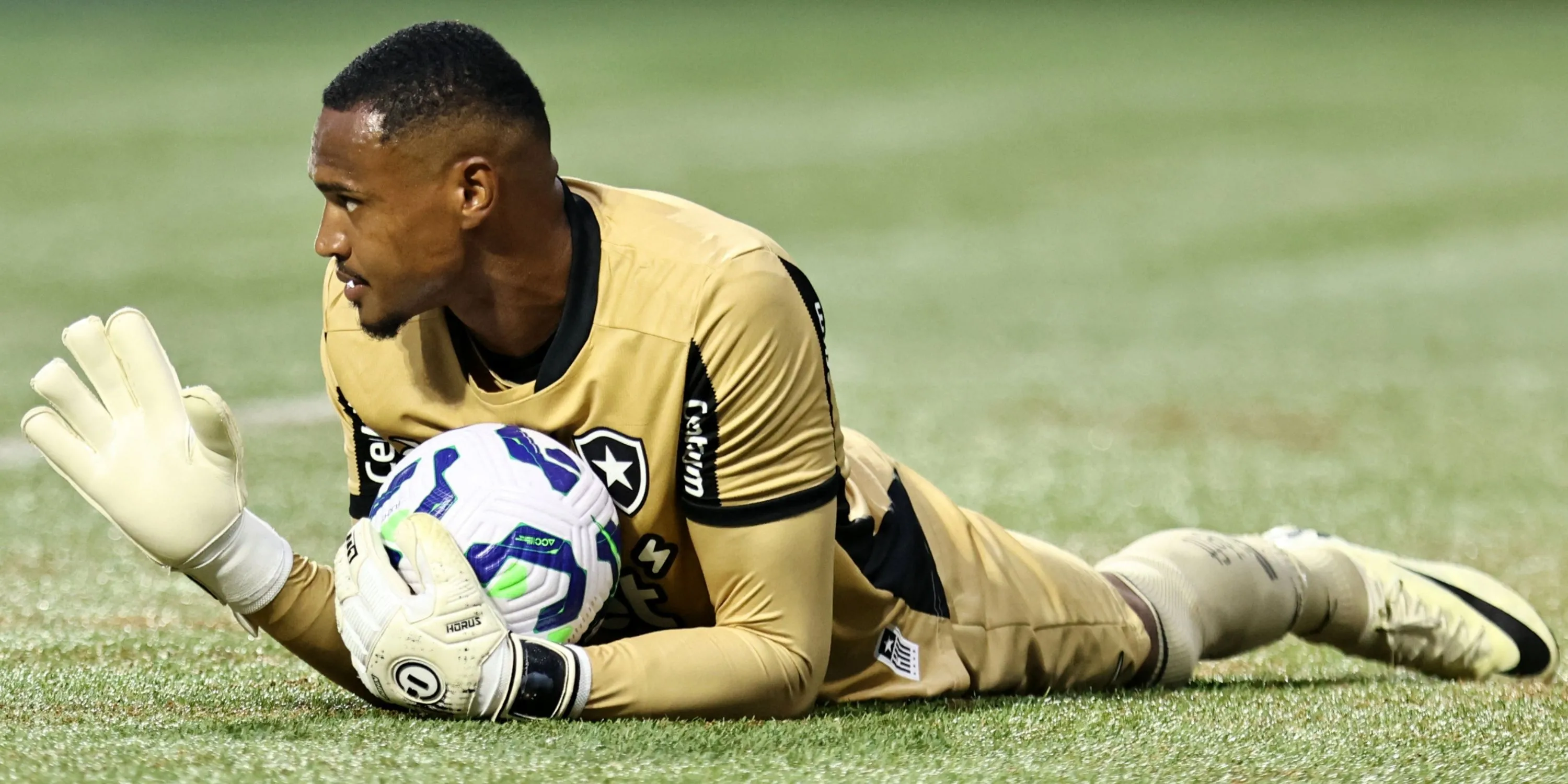 Thủ môn John Victor của Botafogo, mục tiêu chuyển nhượng của Everton và Man Utd