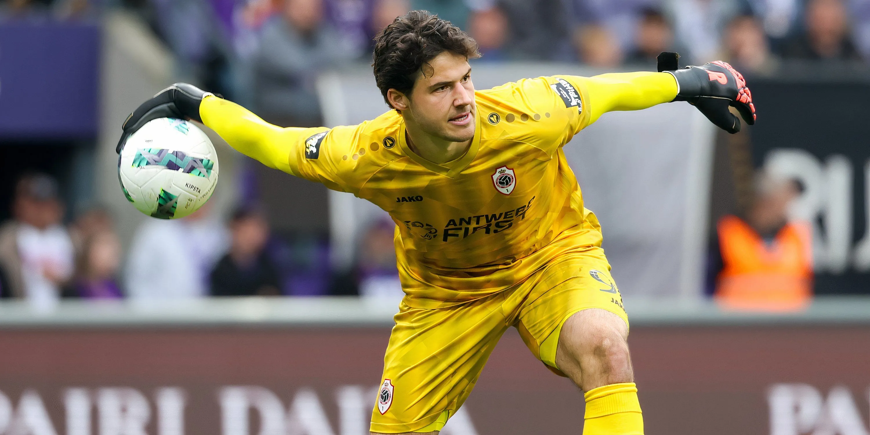 Thủ môn Senne Lammens trong màu áo Royal Antwerp