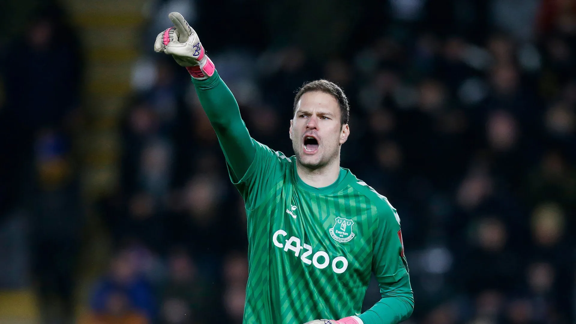 Thủ thành Asmir Begovic, mục tiêu chuyển nhượng hàng đầu của Leicester City.