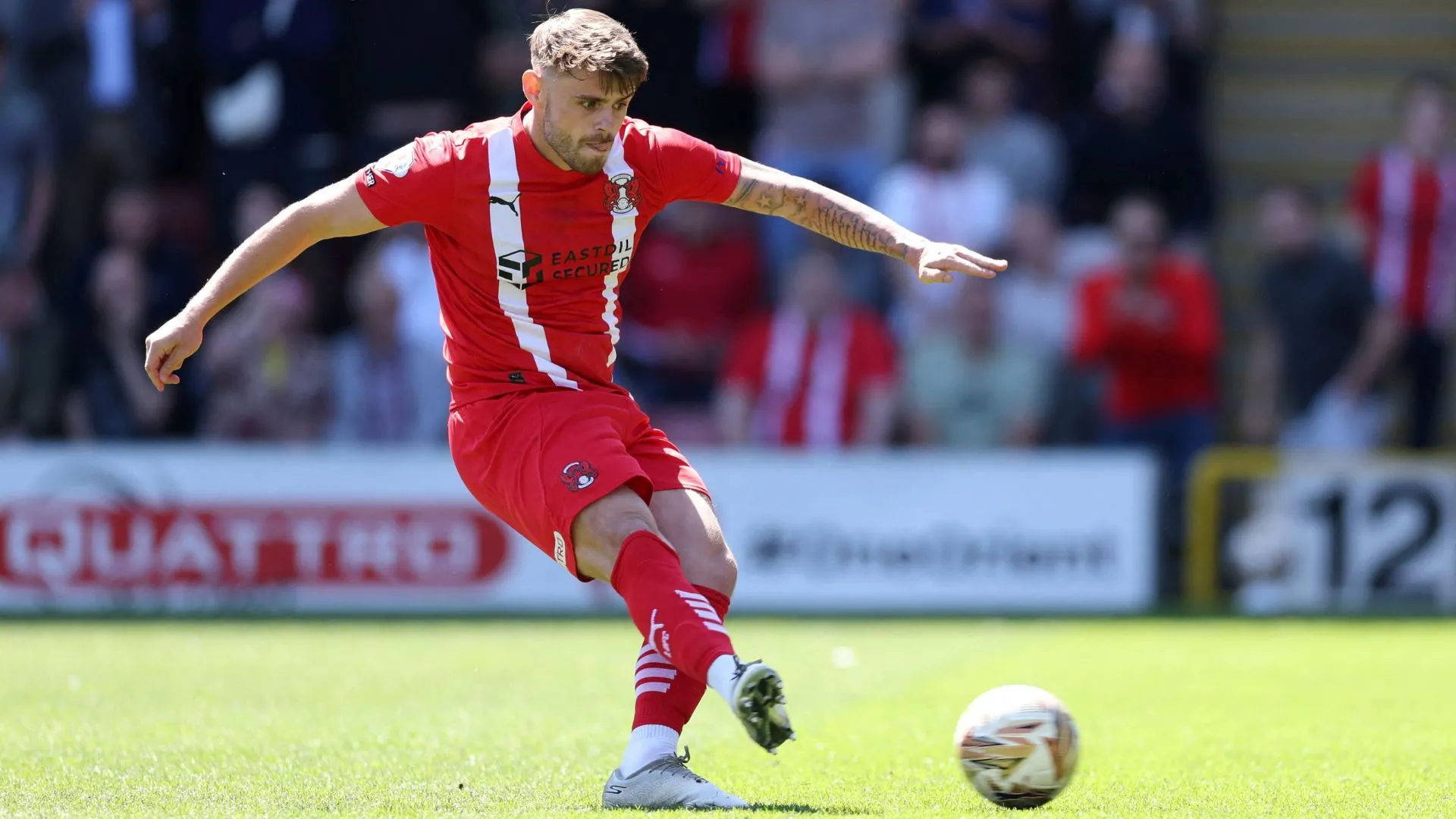 Tiền đạo Charlie Kelman của QPR trong màu áo cho mượn Leyton Orient