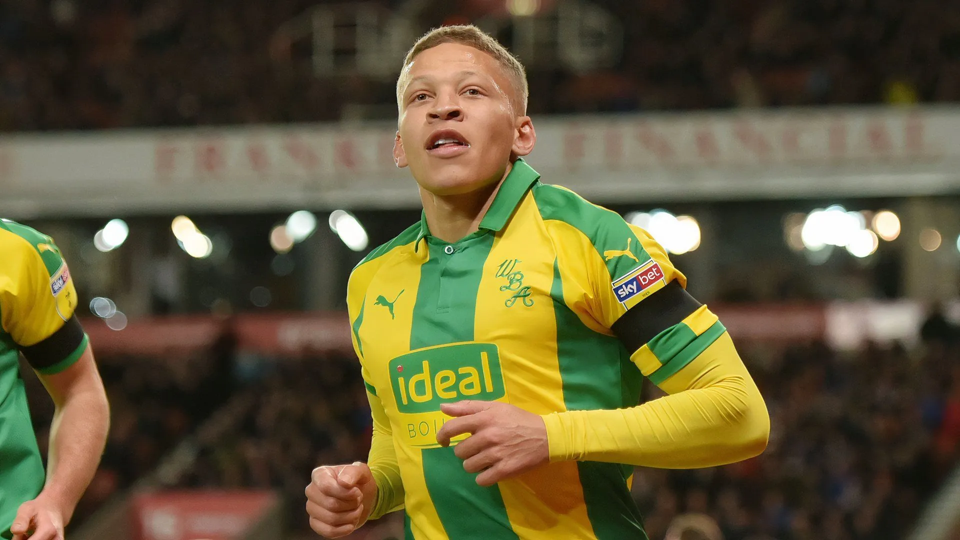 Tiền đạo Dwight Gayle trong màu áo West Brom tại giải hạng Nhất