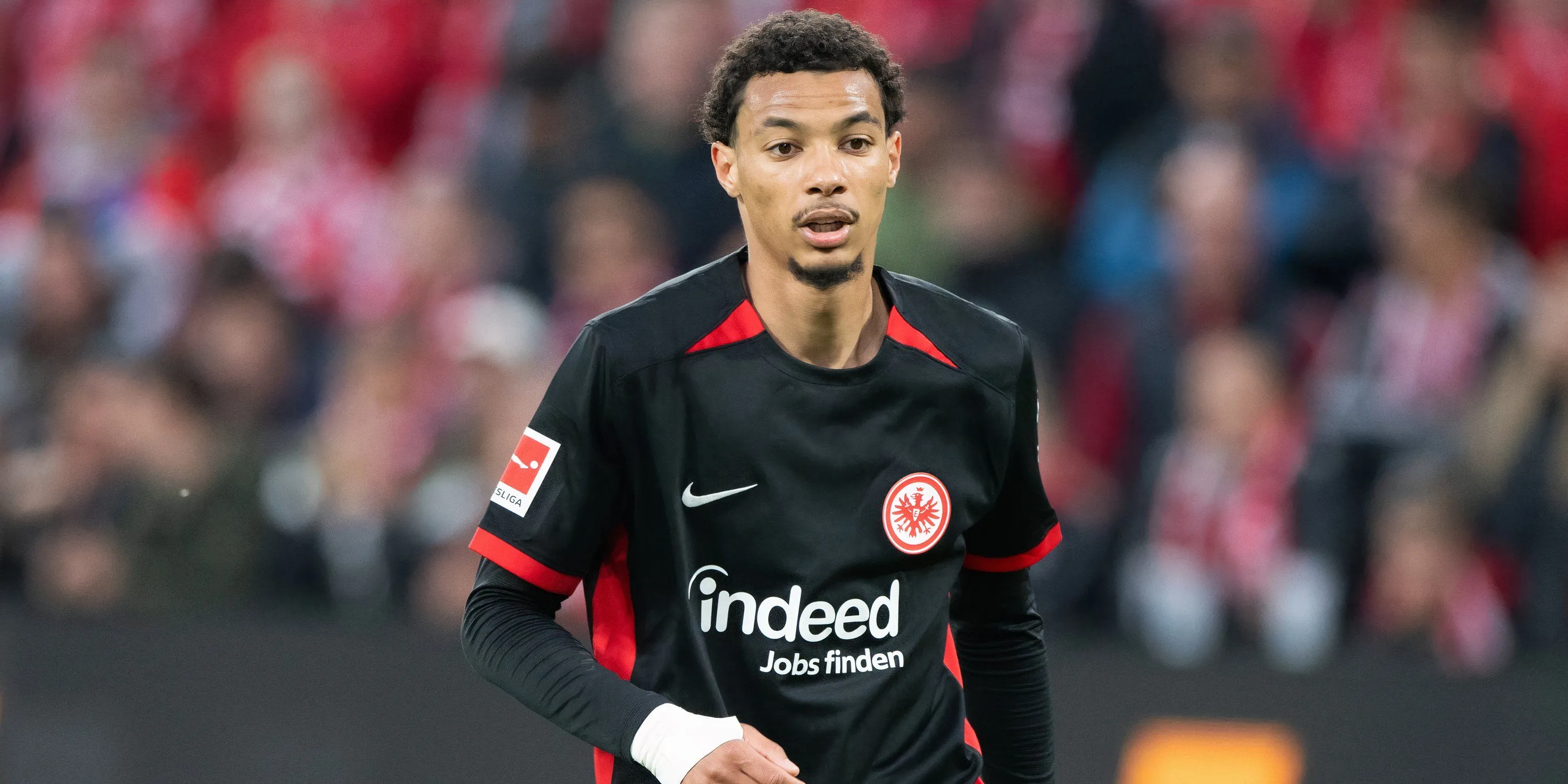 Tiền đạo Hugo Ekitike trong màu áo Eintracht Frankfurt thi đấu đầy nỗ lực