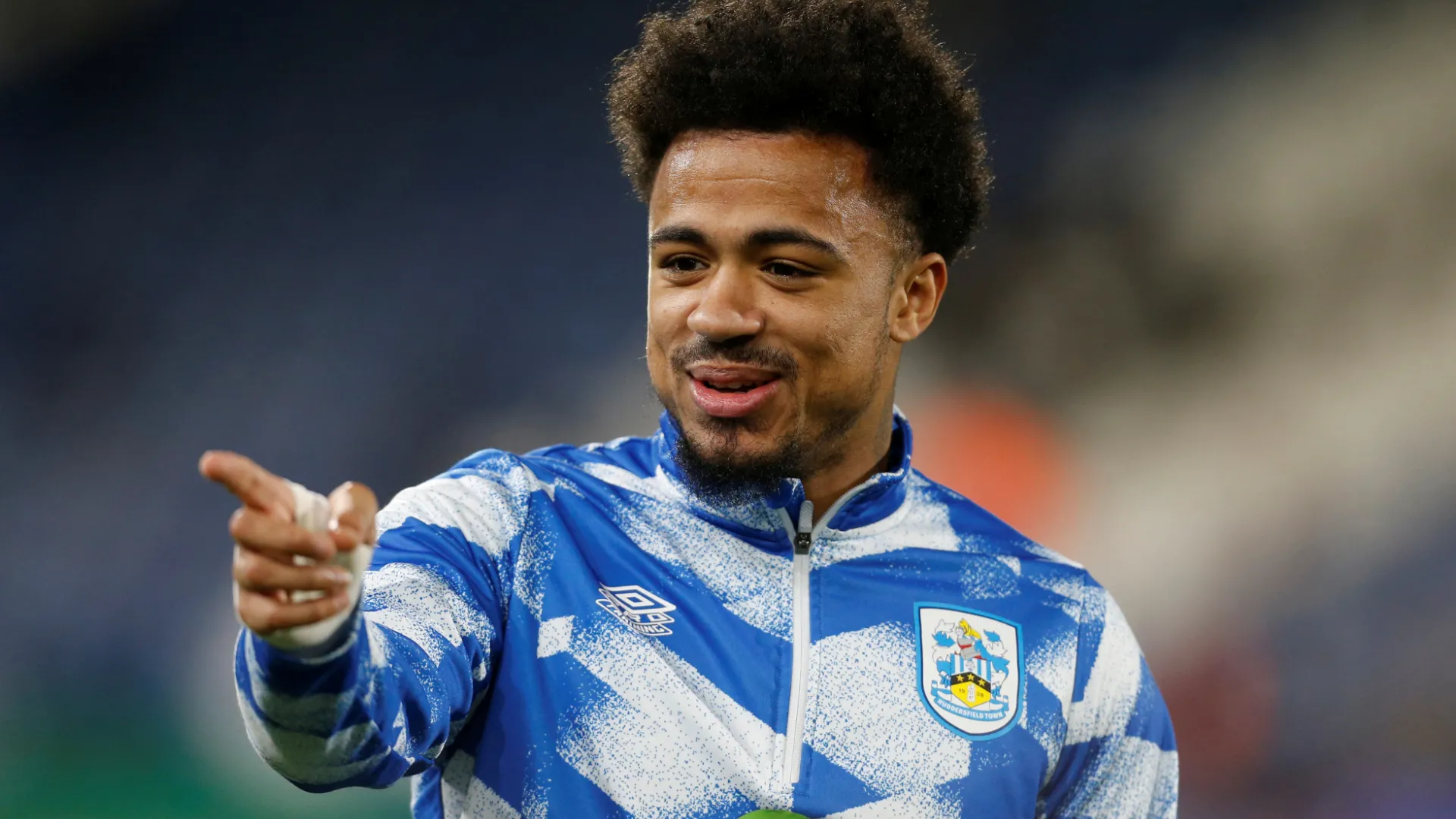 Tiền đạo Josh Koroma trong màu áo Huddersfield Town tại một trận đấu